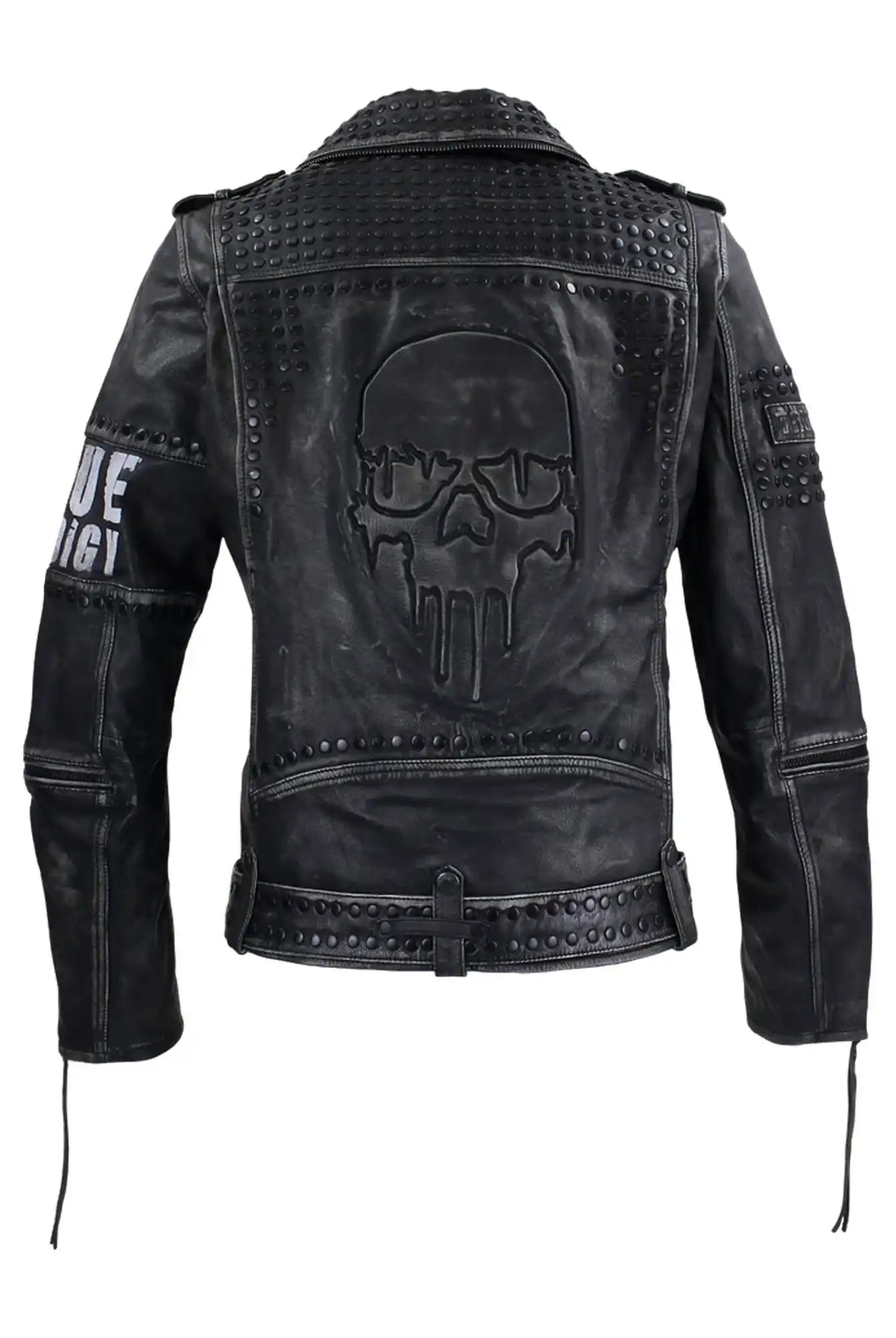 Die Dwayne Lederjacke mit Nieten und Druck von trueprodigy ist eine schwarze Herrenlederjacke im Biker-Stil mit Metallnieten, einem großen geprägten Totenkopf auf dem Rücken, Reißverschlussdetails, Nähten und einem weißen Aufnäher auf dem rechten Ärmel.