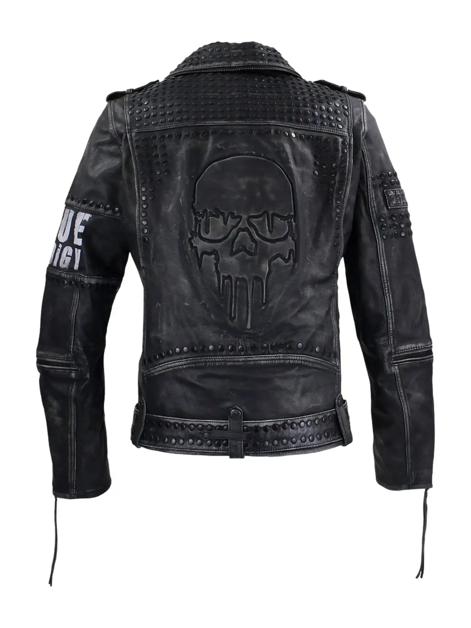 Die Dwayne Lederjacke mit Nieten und Druck von trueprodigy ist eine schwarze Herrenlederjacke im Biker-Stil mit Metallnieten, einem großen geprägten Totenkopf auf dem Rücken, Reißverschlussdetails, Nähten und einem weißen Aufnäher auf dem rechten Ärmel.