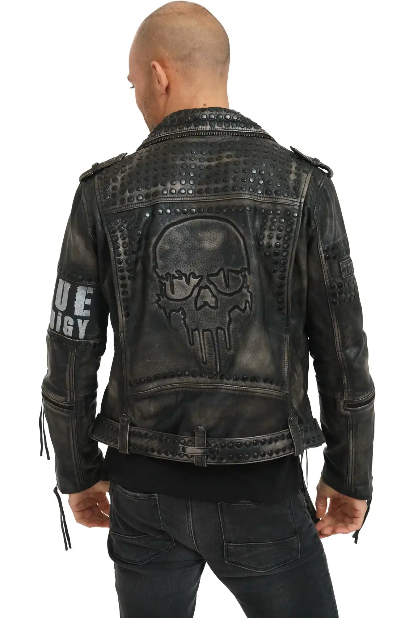 Ein Mann mit rasiertem Kopf trägt die Dwayne Lederjacke mit Nieten und Druck von trueprodigy im Biker-Look, mit großem Totenkopf auf dem Rücken. Auf dem rechten Ärmel steht "TRUE ANARCHY". Er ist von der Kamera abgewandt.