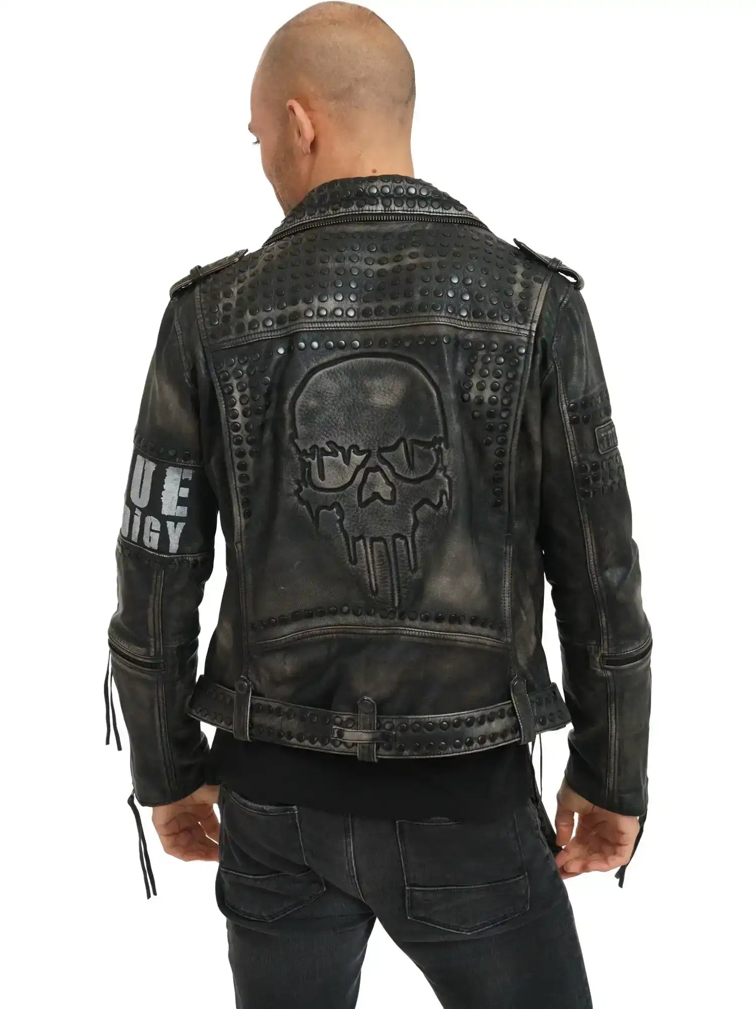 Ein Mann mit rasiertem Kopf trägt die Dwayne Lederjacke mit Nieten und Druck von trueprodigy im Biker-Look, mit großem Totenkopf auf dem Rücken. Auf dem rechten Ärmel steht "TRUE ANARCHY". Er ist von der Kamera abgewandt.