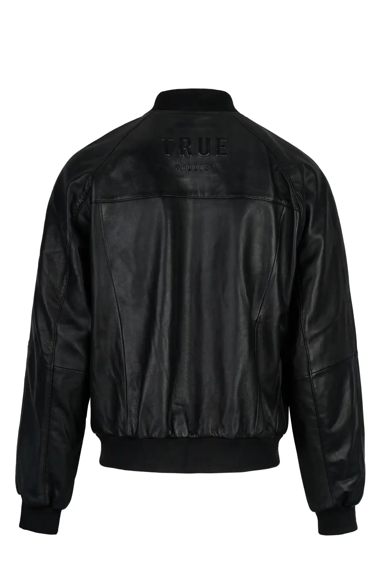Die von hinten gezeigte Filip Oversized Bomber-Lederjacke von trueprodigy zeichnet sich durch schwarzes Schafsleder, gerippte Bündchen und einen gerippten Bund sowie den geprägten Schriftzug "TRUE winners" auf dem oberen Rücken aus, der für einen kühnen und dennoch klassischen Look sorgt.
