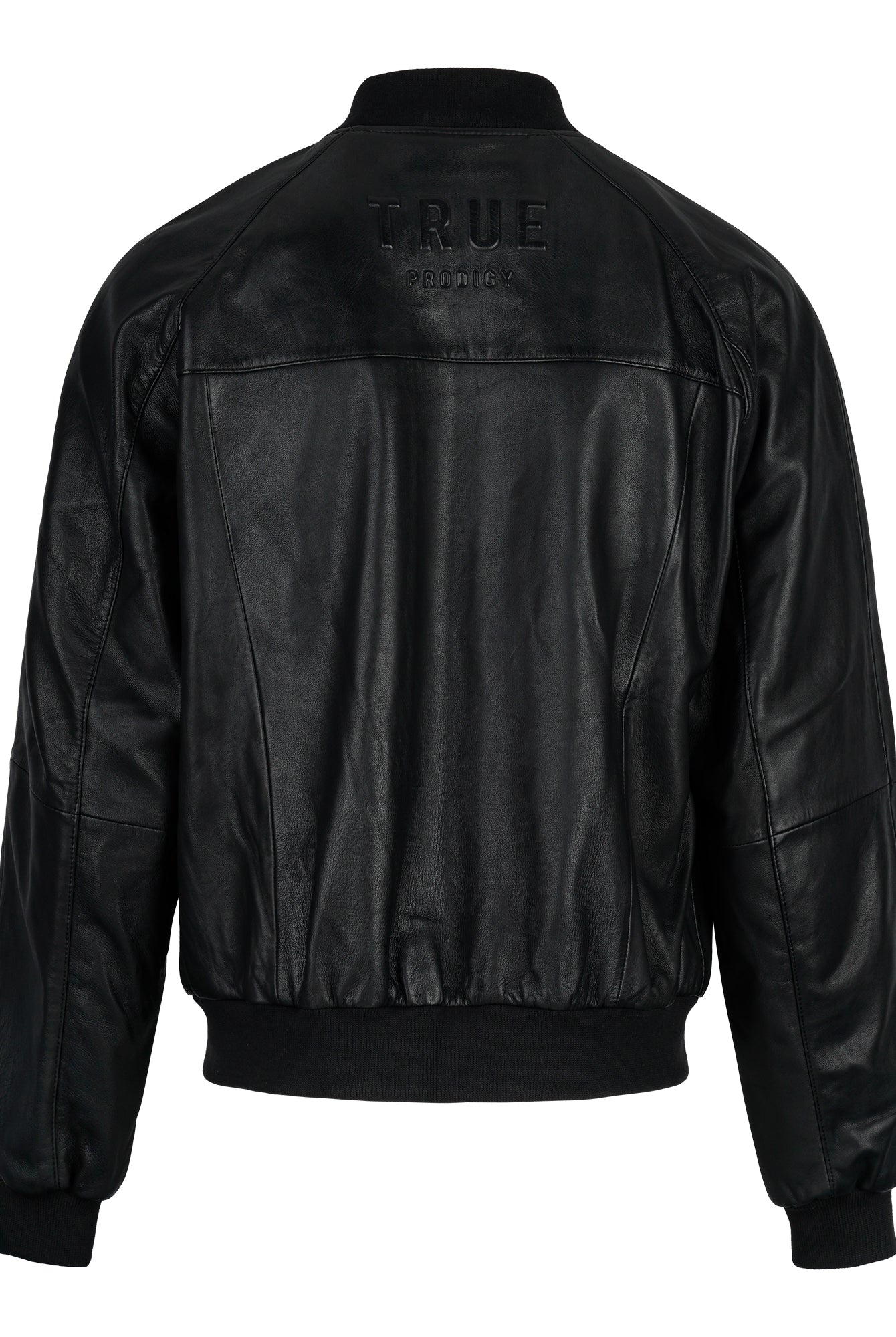 Eine schwarze trueprodigy Bomber Lederjacke Herren "Filip" im Oversize-Look zeigt sich von hinten. Sie verfügt über Rippbündchen an Ärmeln und Bund, mit TRUE und RELIGION Prägung auf dem oberen Rücken und weite Ärmel ohne zusätzliche Logos oder Verzierungen.