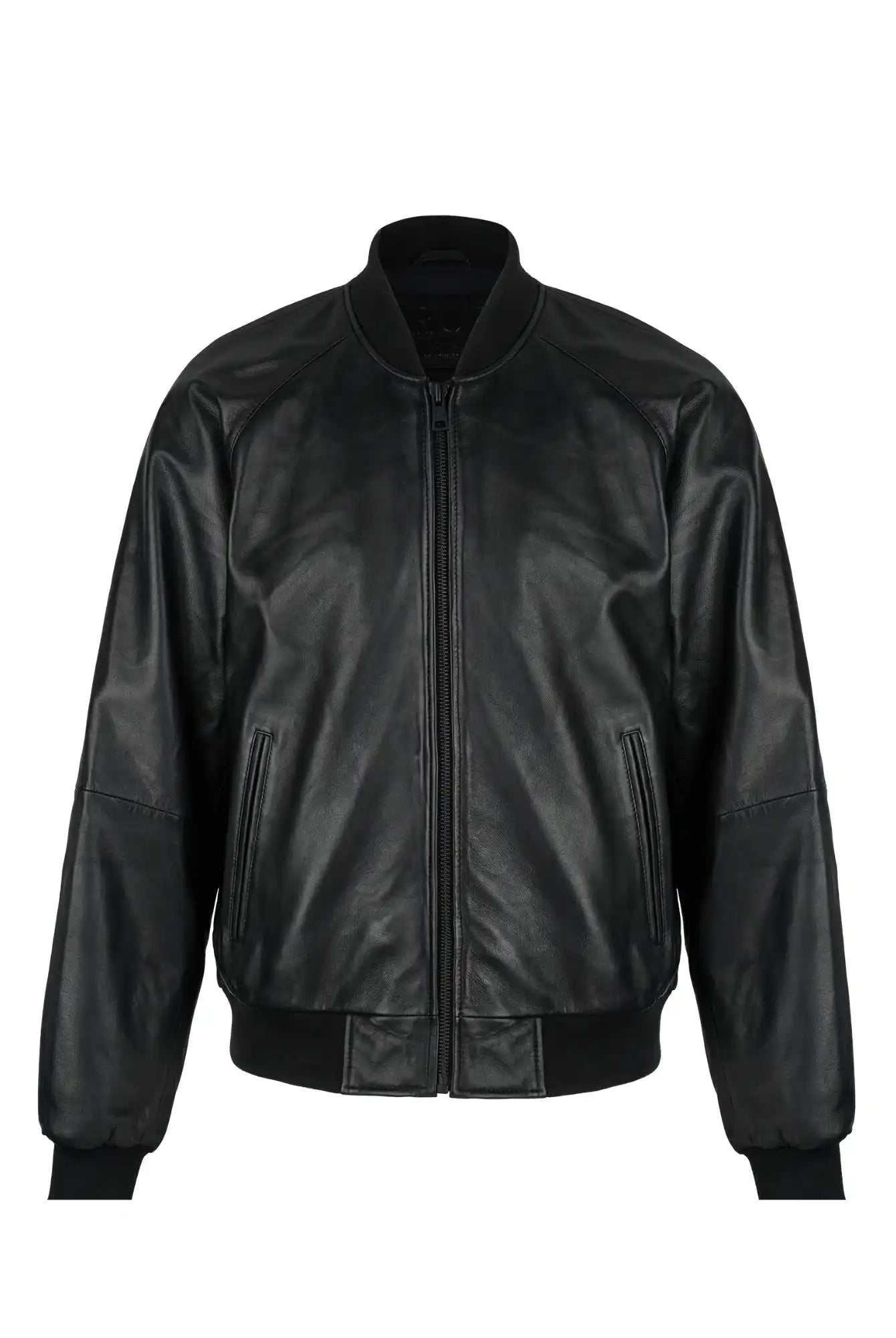 Die trueprodigy Filip Oversized Bomber-Lederjacke in Schwarz aus Schafsleder verfügt über einen Frontreißverschluss, zwei Seitentaschen sowie gerippte Bündchen, Saum und Kragen; abgebildet vor weißem Hintergrund.