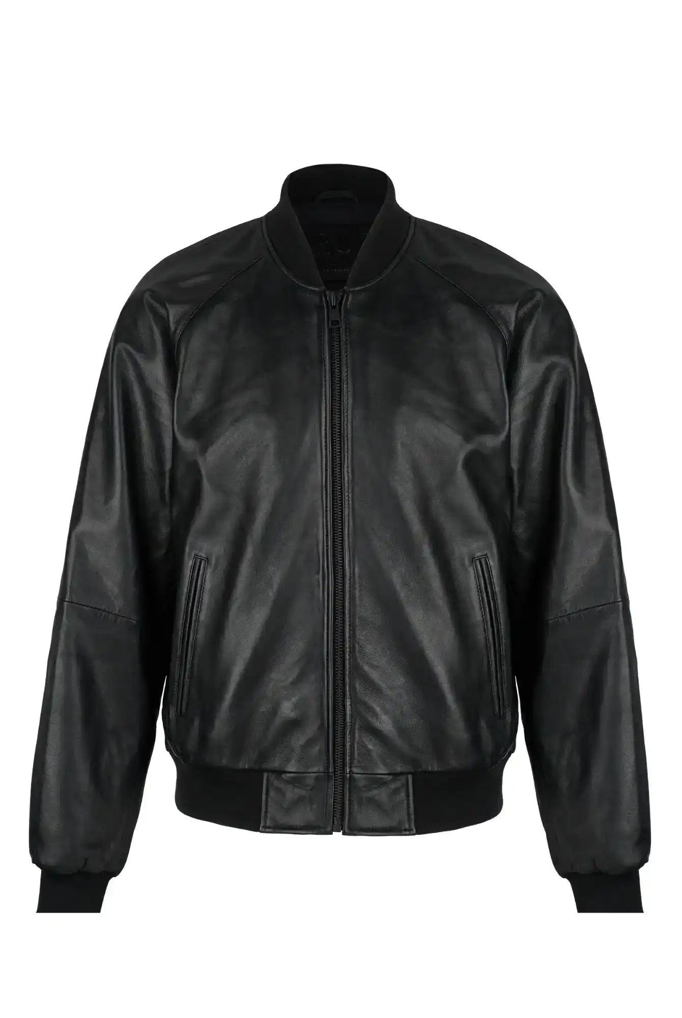 Die trueprodigy Filip Oversized Bomber-Lederjacke in Schwarz aus Schafsleder verfügt über einen Frontreißverschluss, zwei Seitentaschen sowie gerippte Bündchen, Saum und Kragen; abgebildet vor weißem Hintergrund.