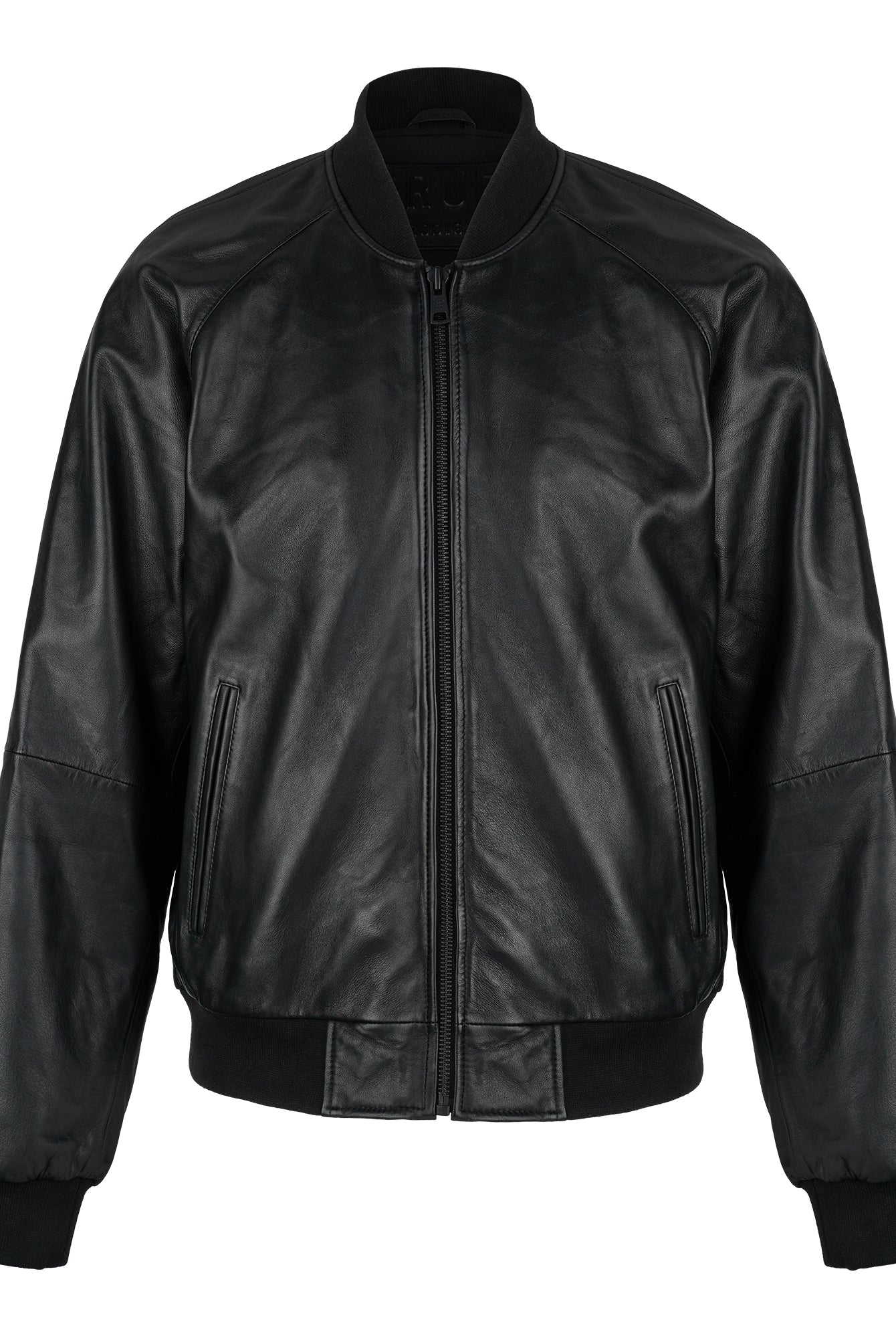 Die trueprodigy Bomber Lederjacke Herren "Filip" im Oversize-Look aus schwarzem Schafsleder hat einen Frontreißverschluss, gerippten Kragen, Bündchen und Saum sowie zwei Seitentaschen und wird vor weißem Hintergrund präsentiert.