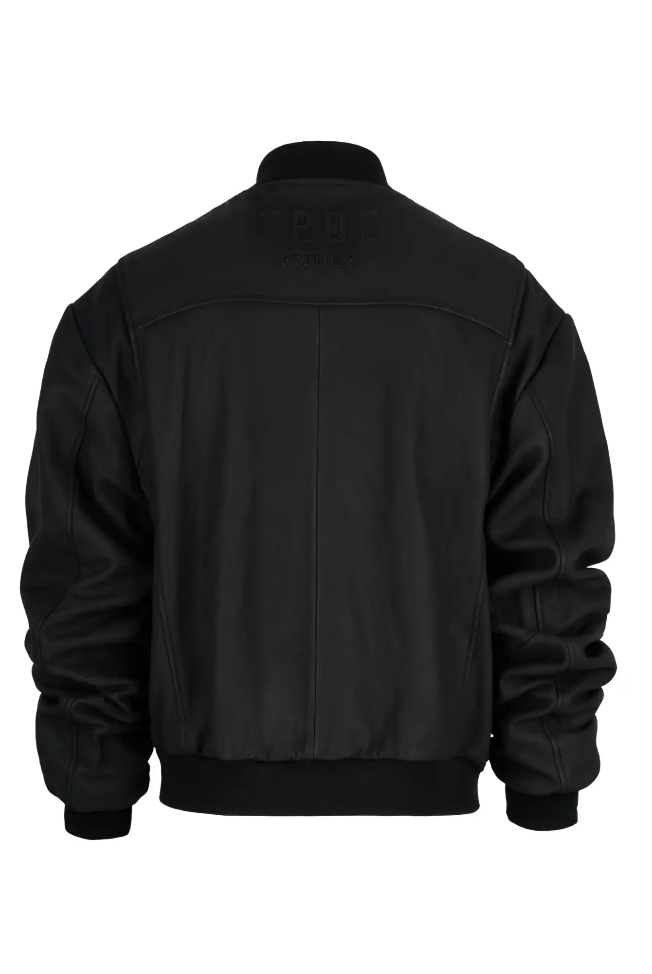 Die Nazar Oversized Bomber-Lederjacke matt von trueprodigy zeigt sich von hinten in schwarzem, mattem Leder, mit Rippbündchen an Bund und Ärmeln, mit TRUE- und PRODUCT-Prägung unterhalb des Kragens.