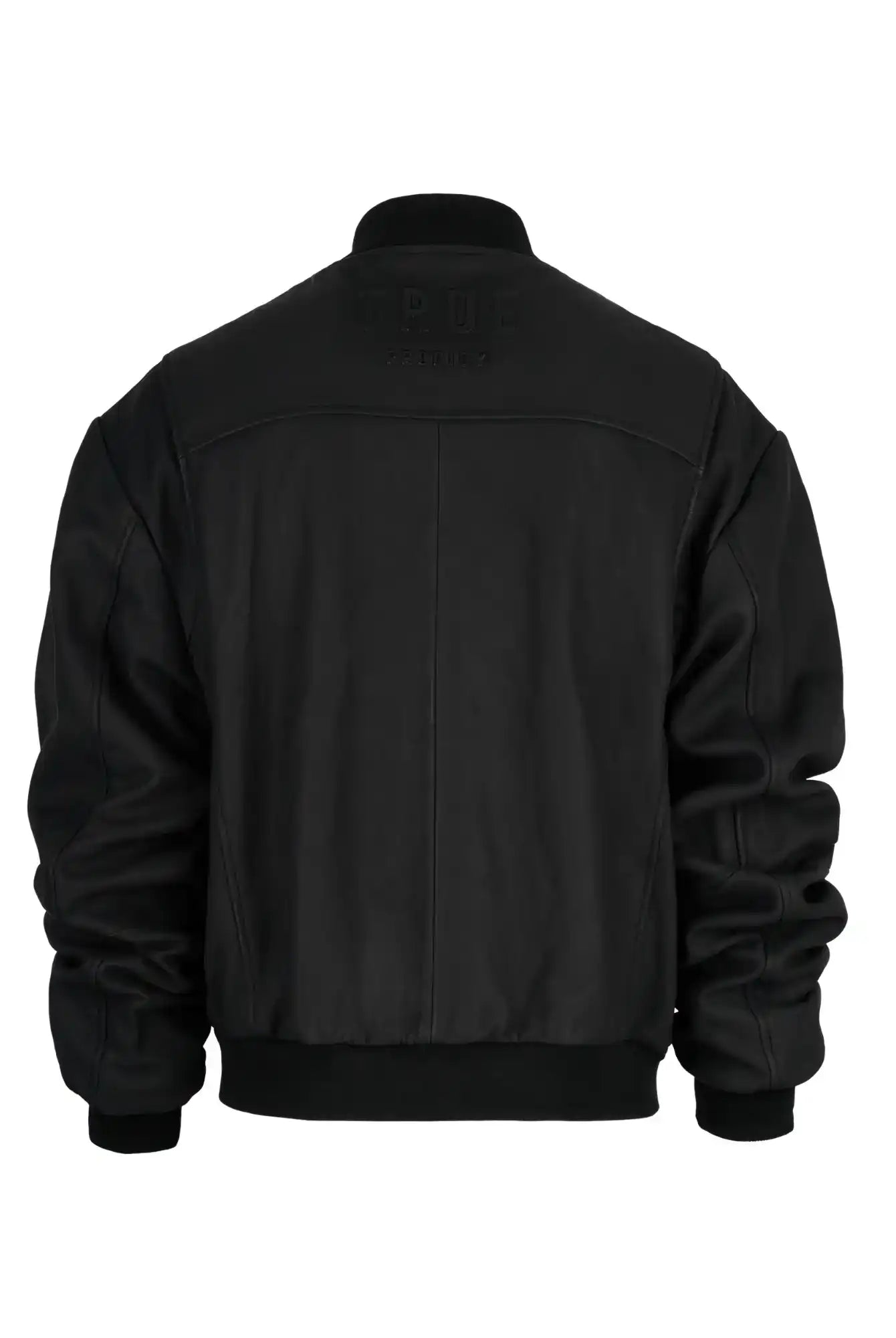 Die Nazar Oversized Bomber-Lederjacke matt von trueprodigy zeigt sich von hinten in schwarzem, mattem Leder, mit Rippbündchen an Bund und Ärmeln, mit TRUE- und PRODUCT-Prägung unterhalb des Kragens.