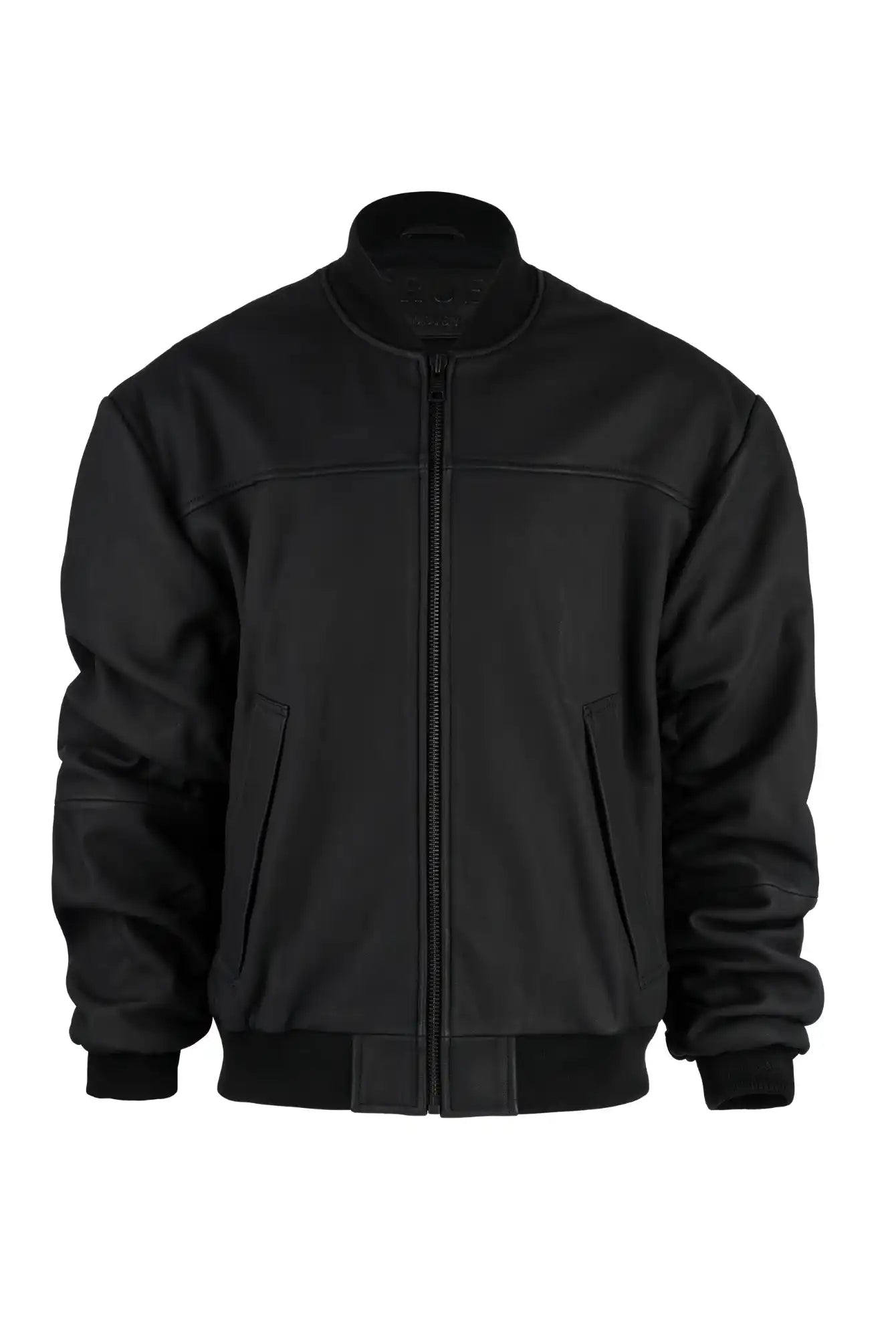 Die trueprodigy Nazar Oversized Bomber-Lederjacke matt in schwarz hat einen Frontreißverschluss, zwei Seitentaschen, Rippbündchen an den Ärmeln und einen gerippten Bund, abgebildet auf einem schlichten weißen Hintergrund.