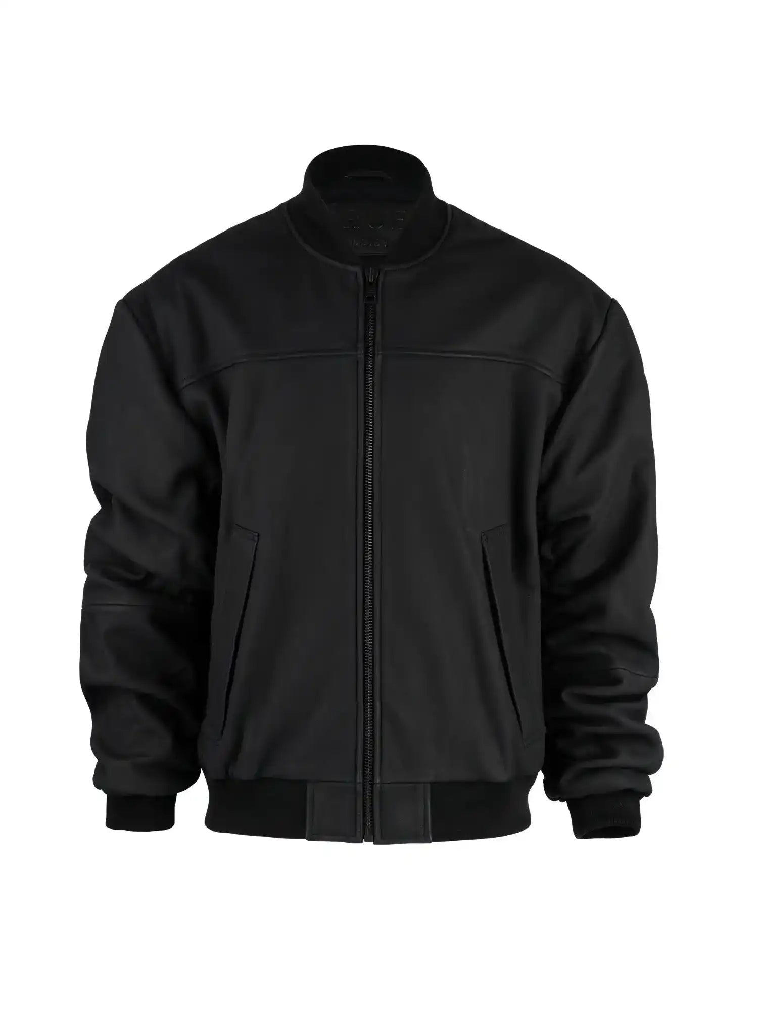 Die trueprodigy Nazar Oversized Bomber-Lederjacke matt in schwarz hat einen Frontreißverschluss, zwei Seitentaschen, Rippbündchen an den Ärmeln und einen gerippten Bund, abgebildet auf einem schlichten weißen Hintergrund.