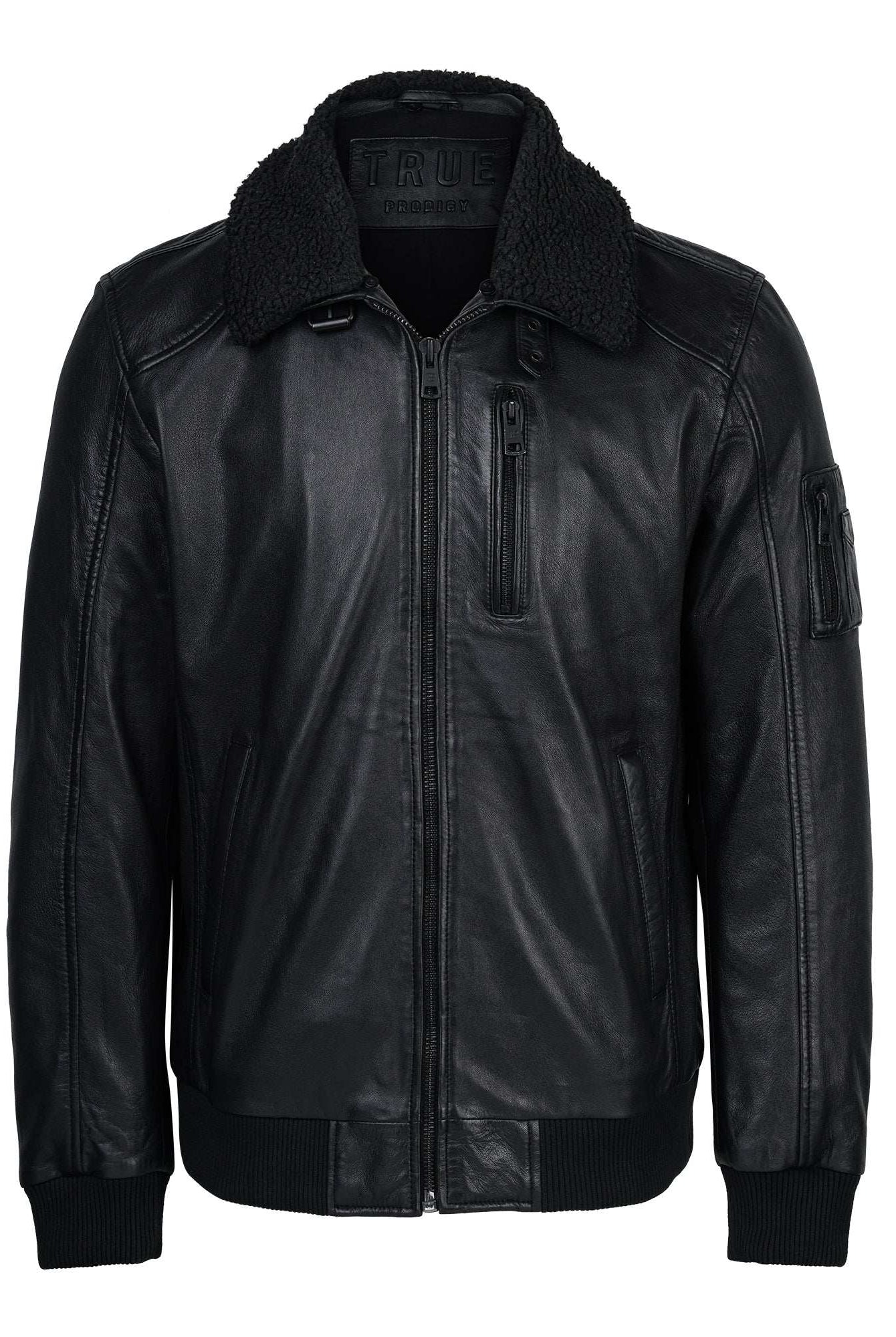 Die trueprodigy Blaze Moderne Fliegerjacke aus echtem Leder mit abnehmbarem Teddy-Kragen in Schwarz zeigt Frontreißverschluss, Rippbündchen, Brust- und Ärmeltasche mit Zipper - präsentiert vor weißem Hintergrund.