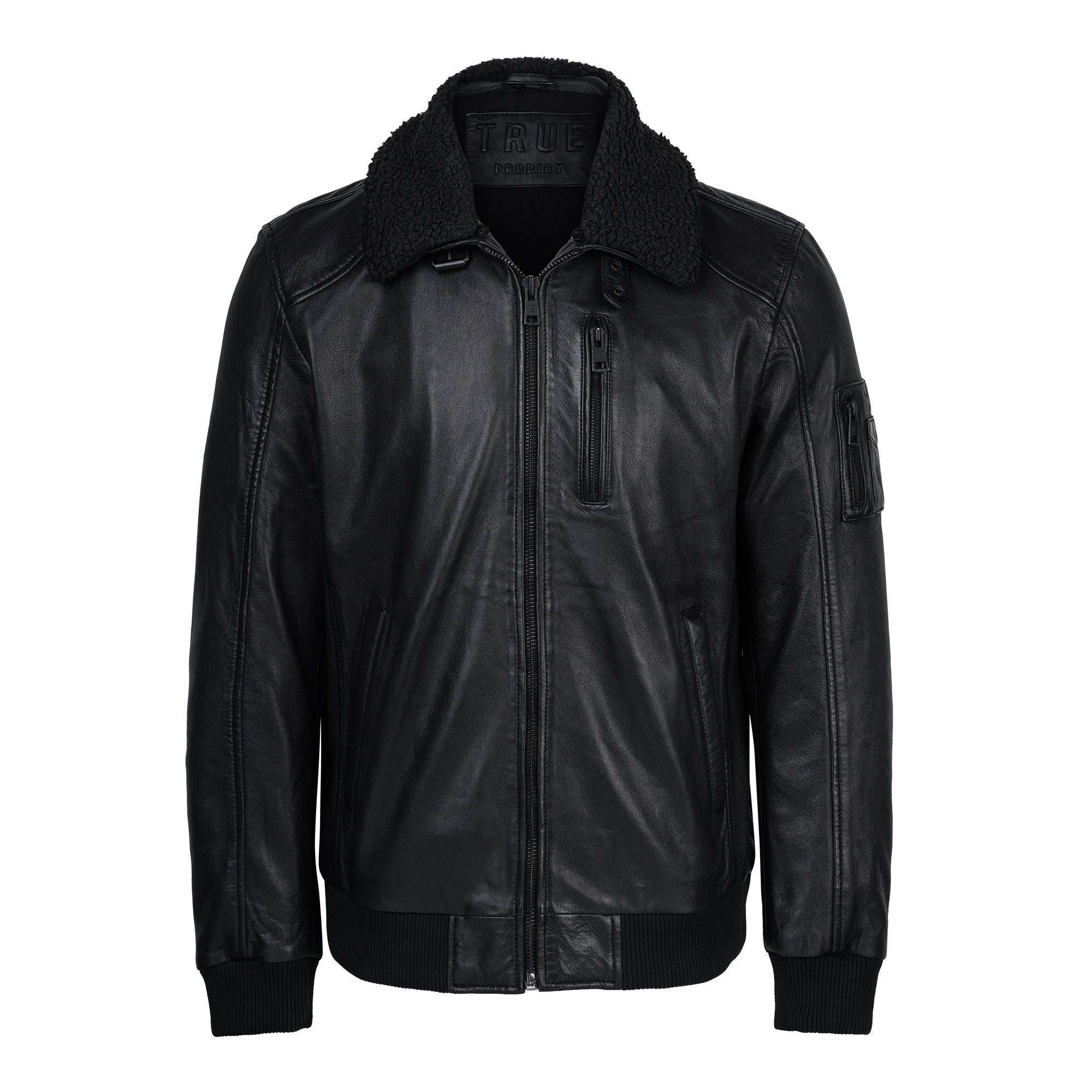 Die trueprodigy Blaze Moderne Fliegerjacke aus echtem Leder mit abnehmbarem Teddy-Kragen in Schwarz zeigt Frontreißverschluss, Rippbündchen, Brust- und Ärmeltasche mit Zipper - präsentiert vor weißem Hintergrund.