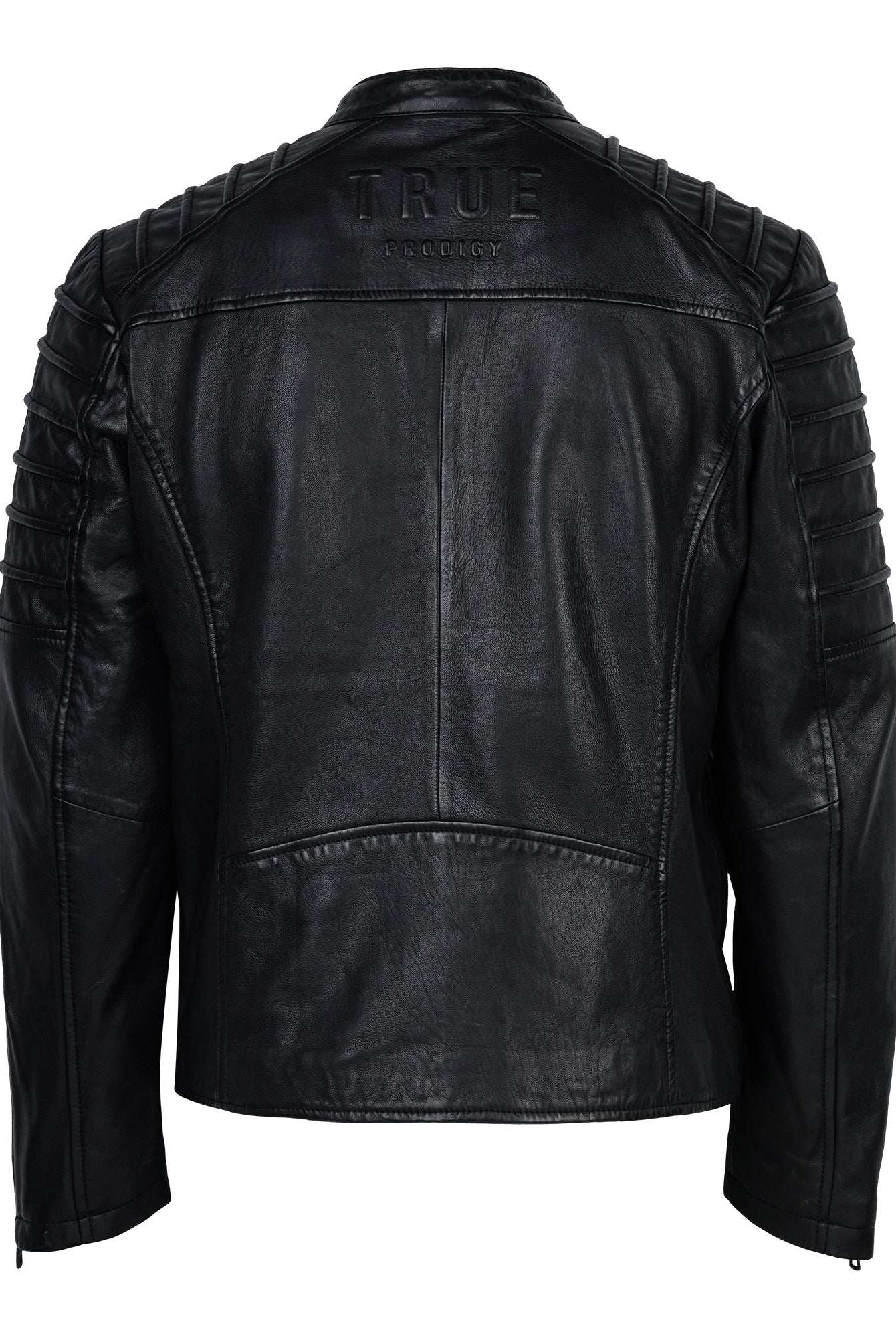 Die Dash Slim-Fit-Lederjacke mit Stehkragen & Zipper-Details von trueprodigy für Herren ist aus schwarzem Schafsleder gefertigt, zeigt sich von hinten mit gesteppten Schulter- und Ärmeldetails sowie geprägtem TRUE-Schriftzug am Rücken.
