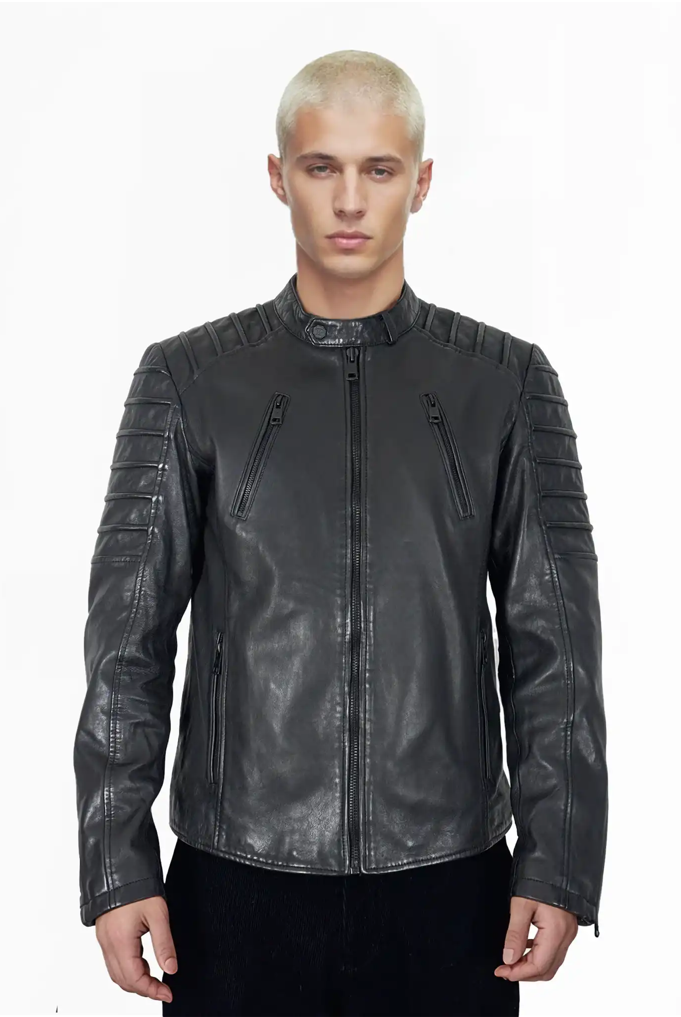 Eine Person mit kurzen, gebleichten blonden Haaren trägt die trueprodigy Dash Slim-Fit-Lederjacke mit Stehkragen & Zipper-Details, stehend vor einem schlichten weißen Hintergrund.