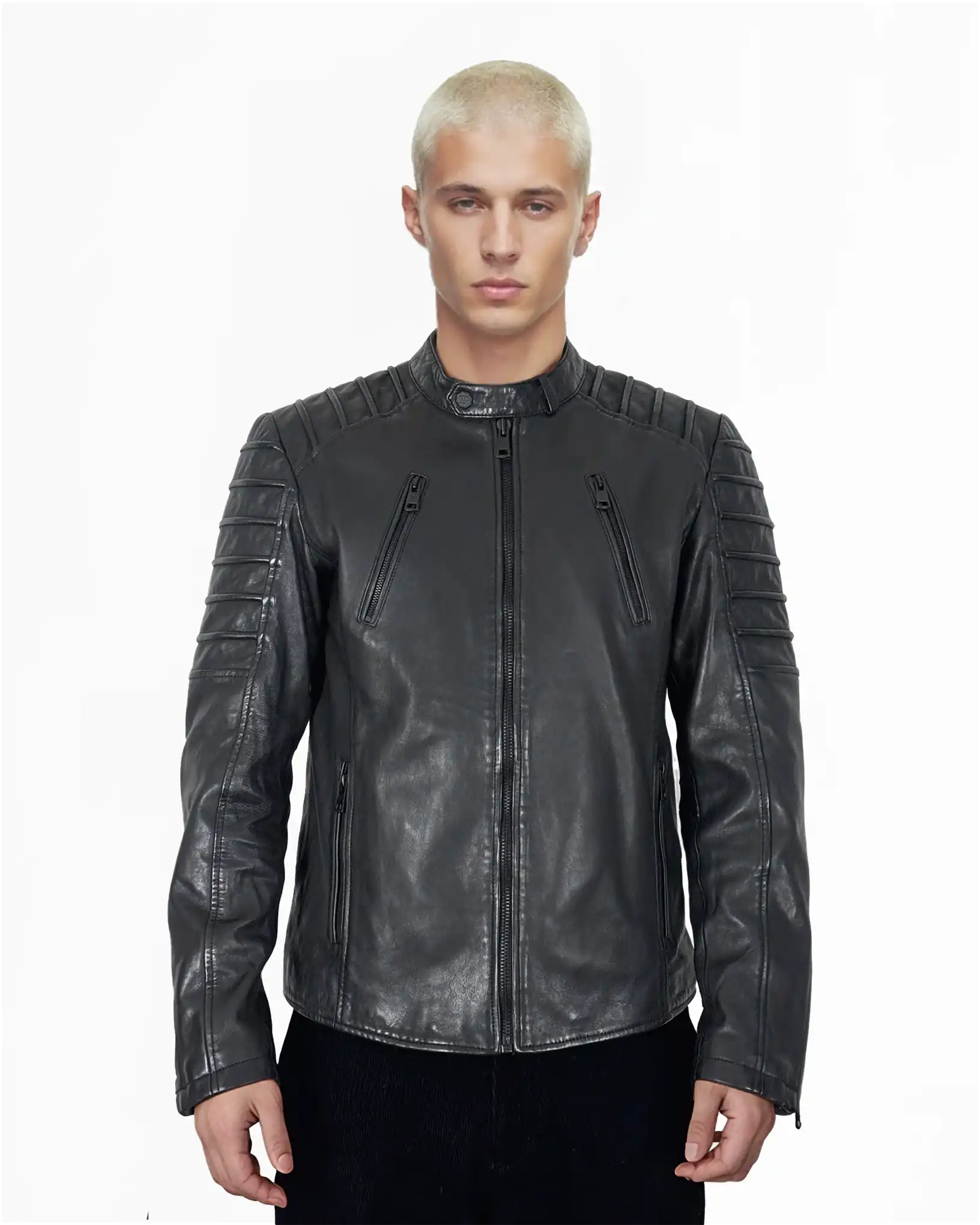 Eine Person mit kurzen, gebleichten blonden Haaren trägt die trueprodigy Dash Slim-Fit-Lederjacke mit Stehkragen & Zipper-Details, stehend vor einem schlichten weißen Hintergrund.