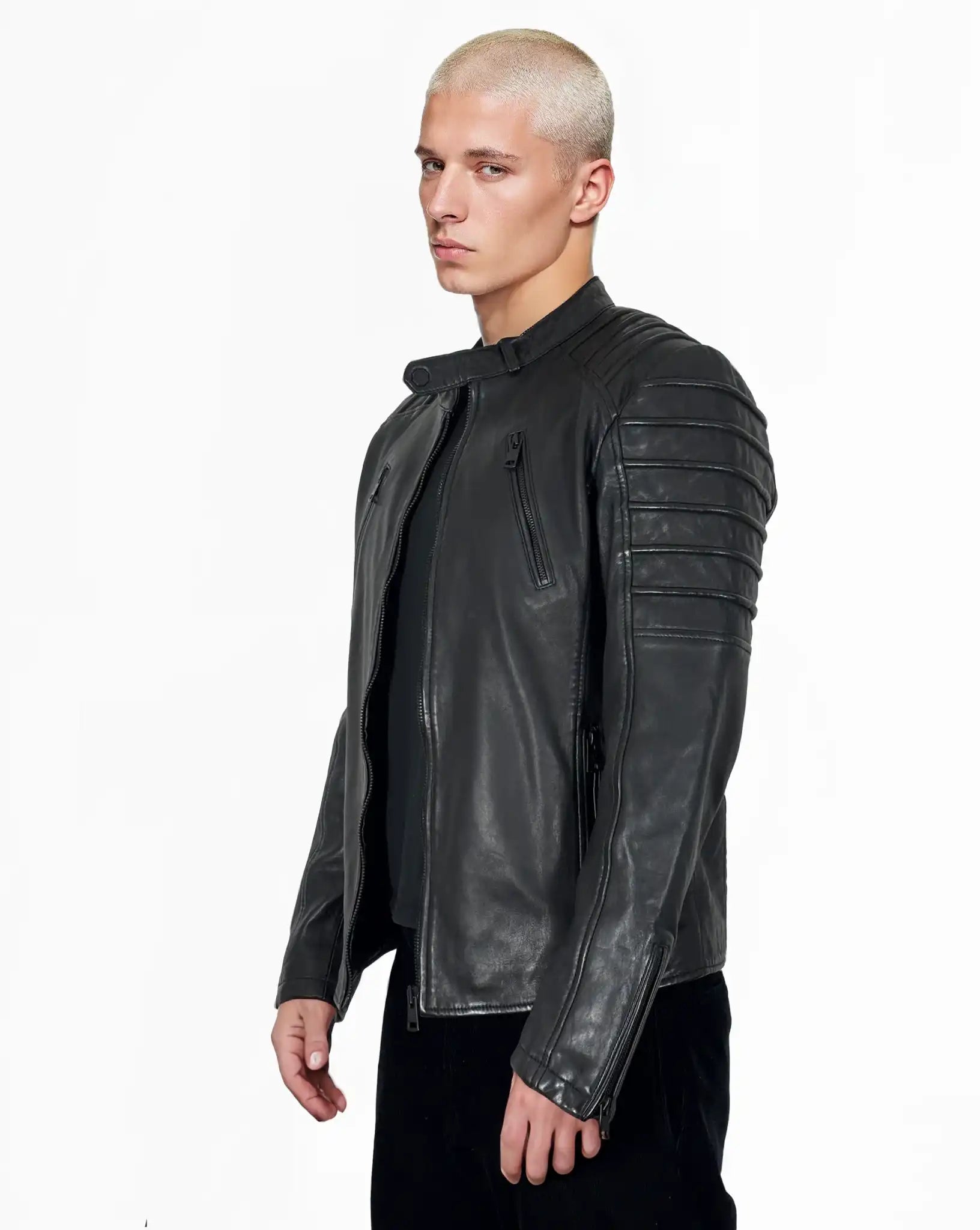 Eine Person mit kurzen, gebleichten blonden Haaren trägt die trueprodigy Dash Slim-Fit-Lederjacke mit Stehkragen & Zipper-Details, stehend vor einem schlichten weißen Hintergrund.