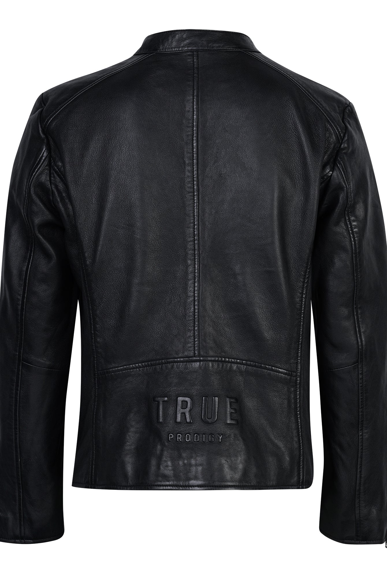 Die schwarze trueprodigy Clean-Cut Lederjacke Herren "Jonas" zeigt sich von hinten mit sichtbaren Nähten und einem 3D-Rückenlogo am Saum, das den unverkennbaren Stil von trueprodigy unterstreicht.