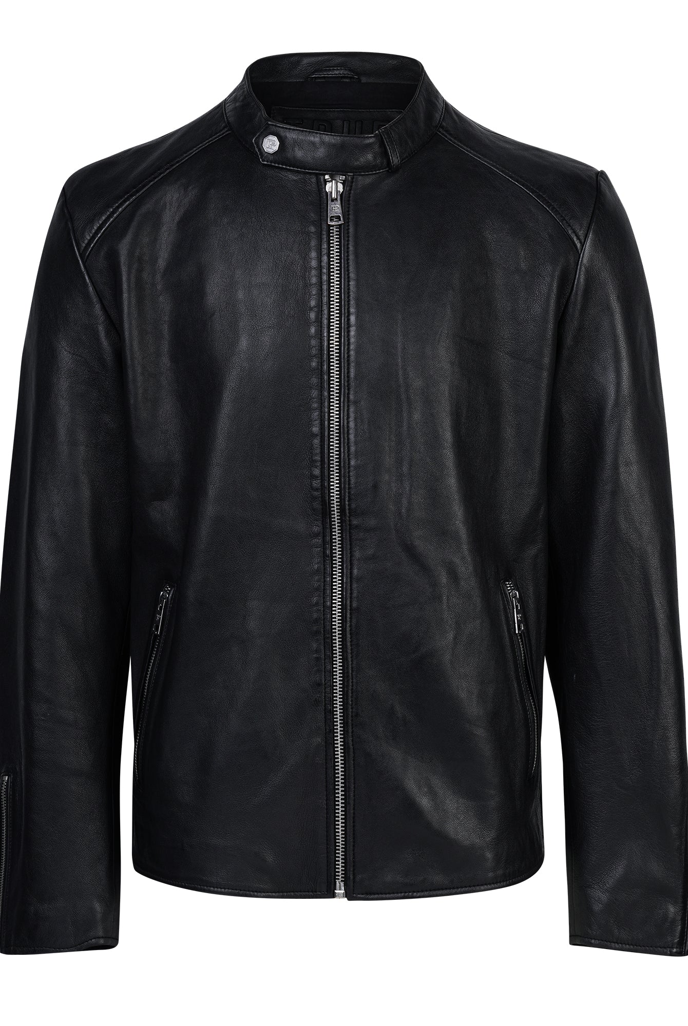 Eine schwarze trueprodigy Clean-Cut Lederjacke Herren "Jonas" mit 3D-Rückenlogo, Frontreißverschluss, kurzem Druckknopfkragen, Reißverschlusstaschen und Ärmelbündchen, gefertigt aus hochwertiger Schafsleder Jacke, dargestellt auf einem schlichten weißen Hintergrund.