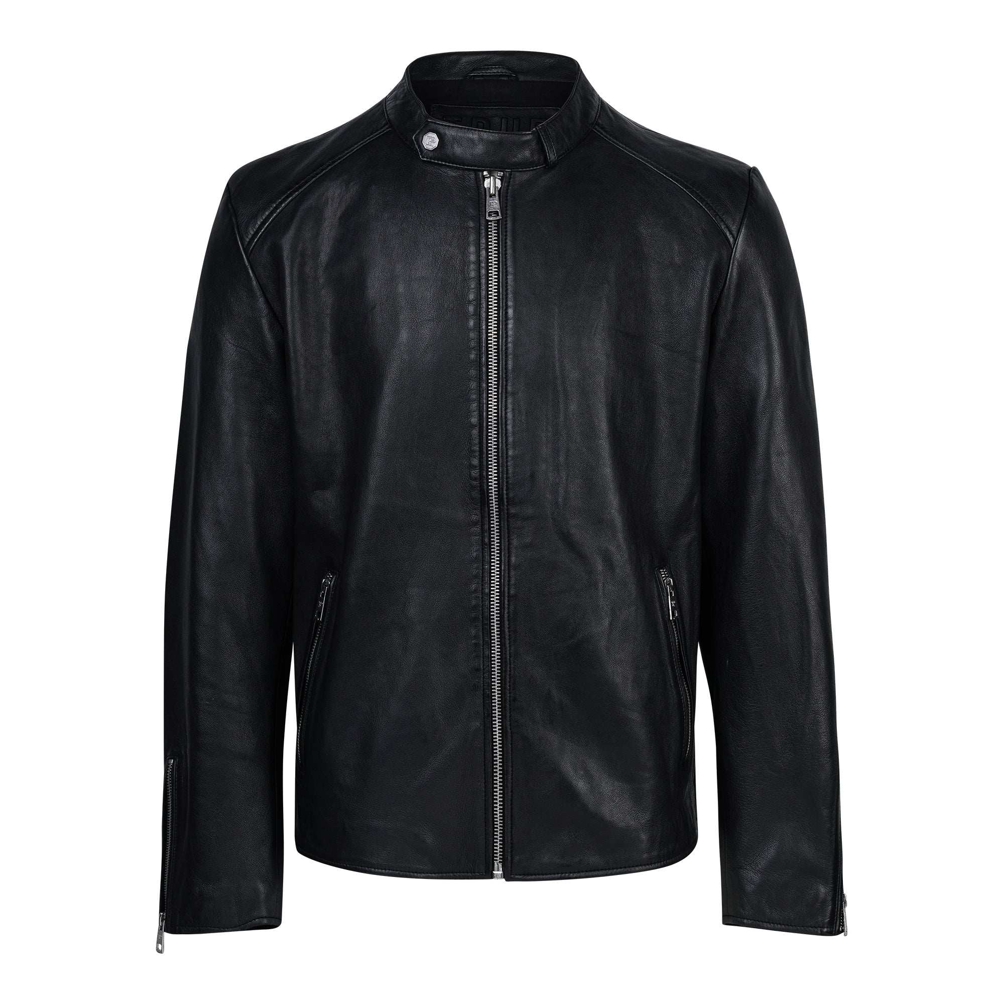 Eine schwarze trueprodigy Clean-Cut Lederjacke Herren "Jonas" mit 3D-Rückenlogo, Frontreißverschluss, kurzem Druckknopfkragen, Reißverschlusstaschen und Ärmelbündchen, gefertigt aus hochwertiger Schafsleder Jacke, dargestellt auf einem schlichten weißen Hintergrund.