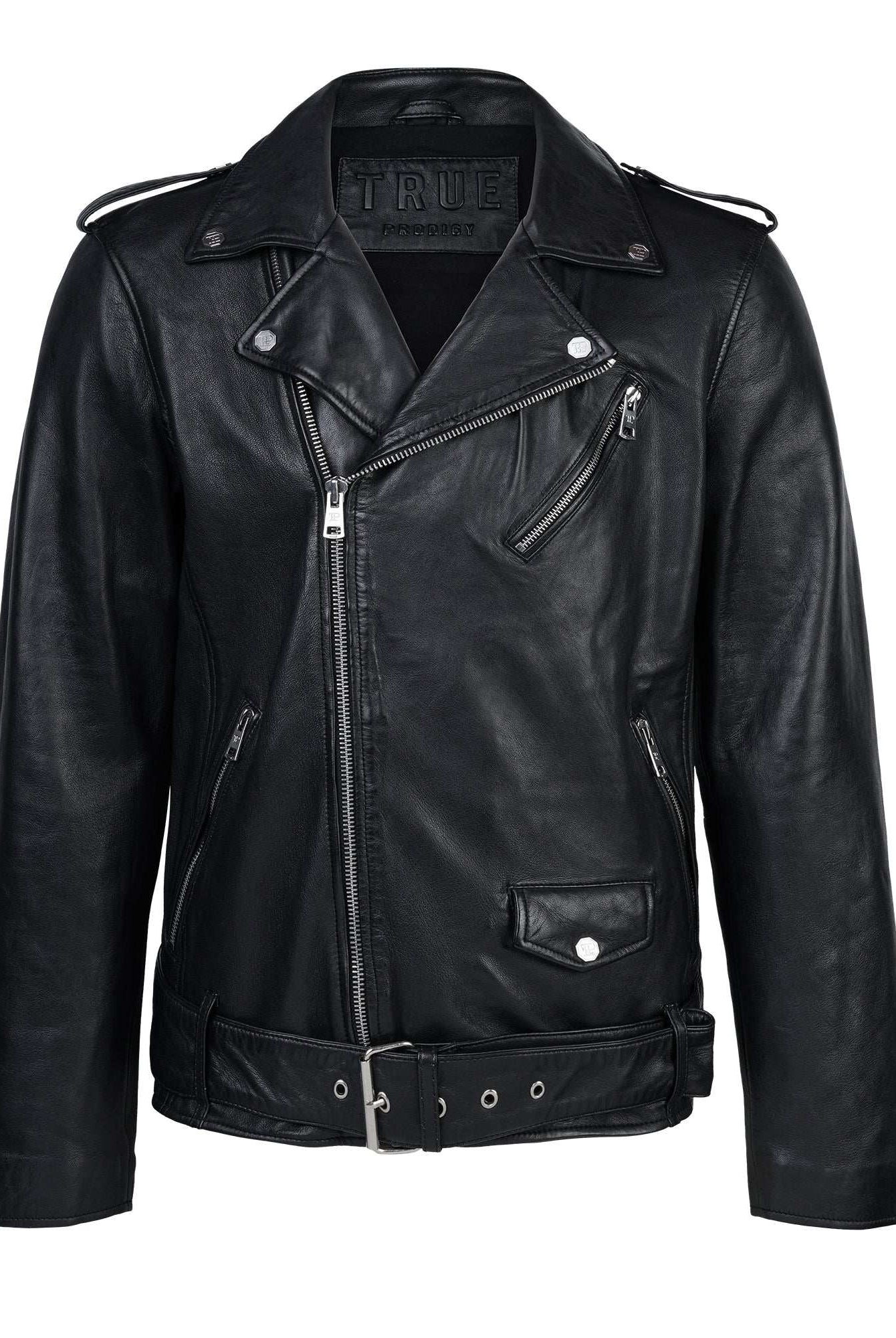 Die trueprodigy Easton Leder-Bikerjacke besticht durch asymmetrischen Zipper, 3D-Logo unter dem Kragen, klassische Biker-Details wie Reißverschlusstaschen und Taillengürtel mit silbernen Ösen.