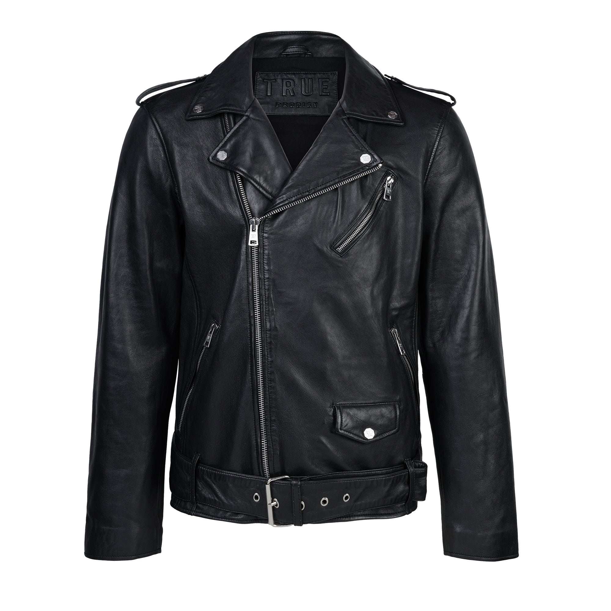 Die trueprodigy Easton Leder-Bikerjacke besticht durch asymmetrischen Zipper, 3D-Logo unter dem Kragen, klassische Biker-Details wie Reißverschlusstaschen und Taillengürtel mit silbernen Ösen.
