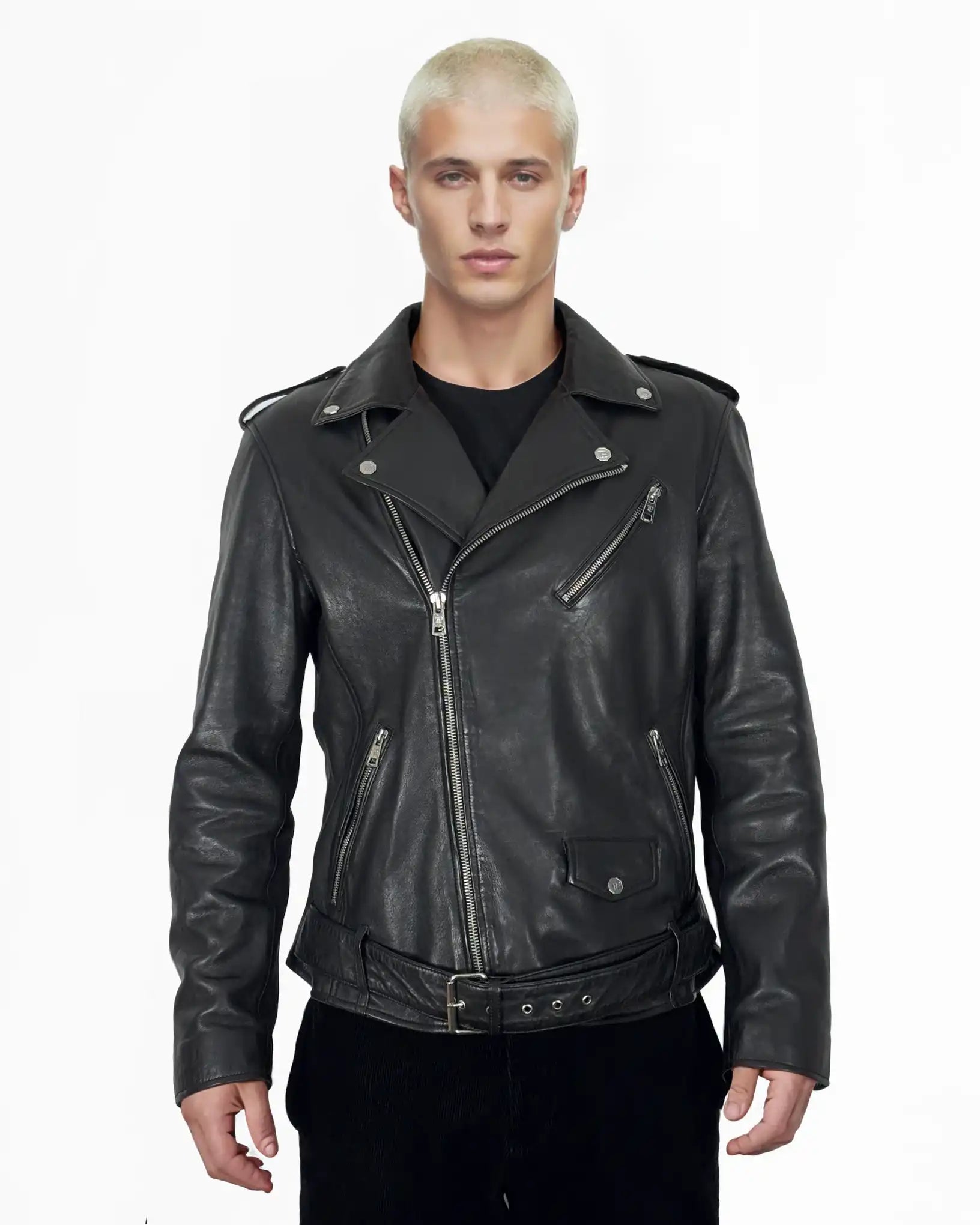 Eine Person mit kurzen, gebleichten blonden Haaren trägt die trueprodigy Easton Leder-Bikerjacke mit asymmetrischem Zipper & 3D-Logo unter dem Kragen über einem schwarzen Hemd, stehend vor einem schlichten weißen Hintergrund.