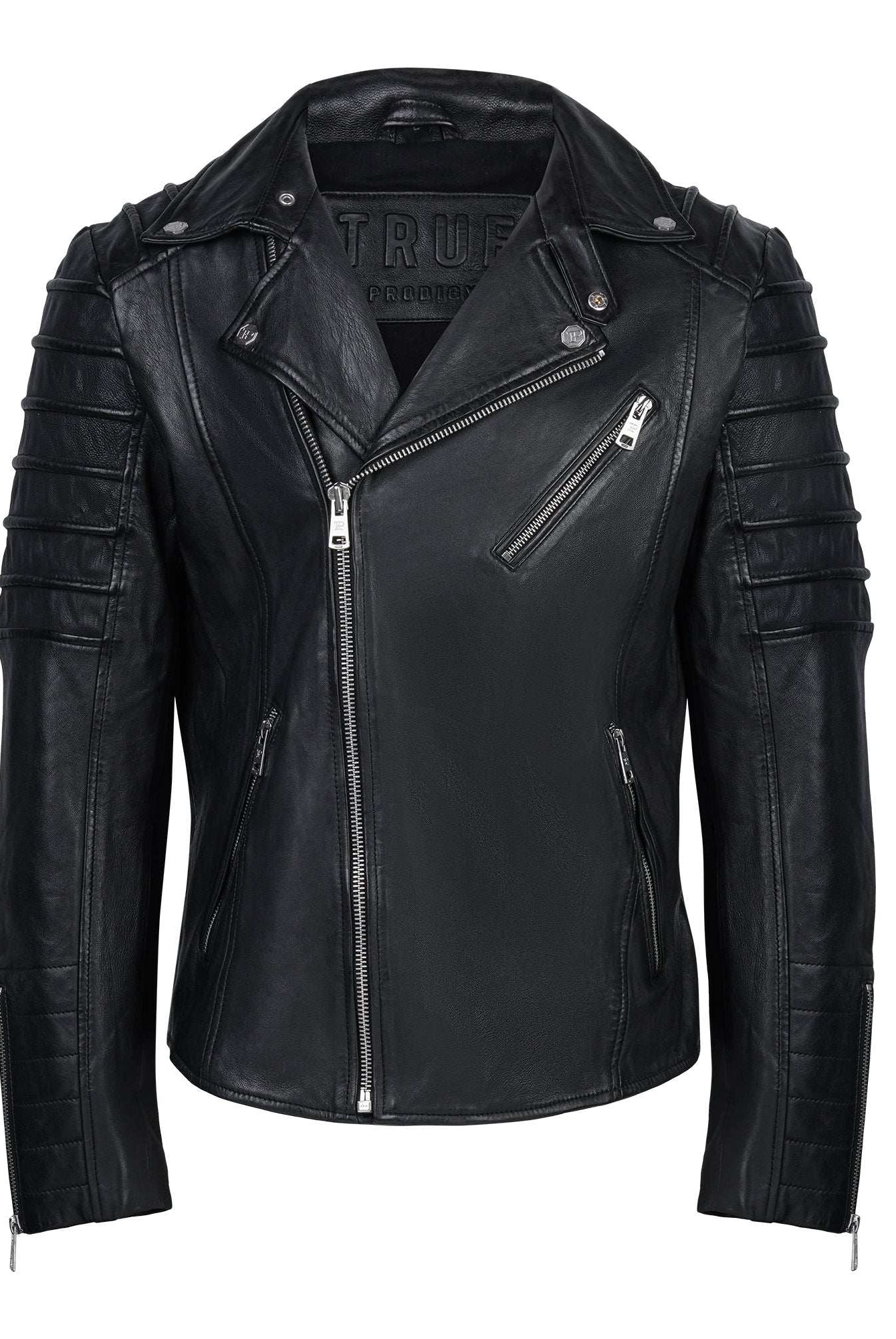 Die trueprodigy John ist eine schwarze Herren Biker Lederjacke mit silbernen Reißverschlüssen, gesteppten Schultern und Ärmeln und einem asymmetrischen Verschluss auf der Vorderseite auf weißem Hintergrund.