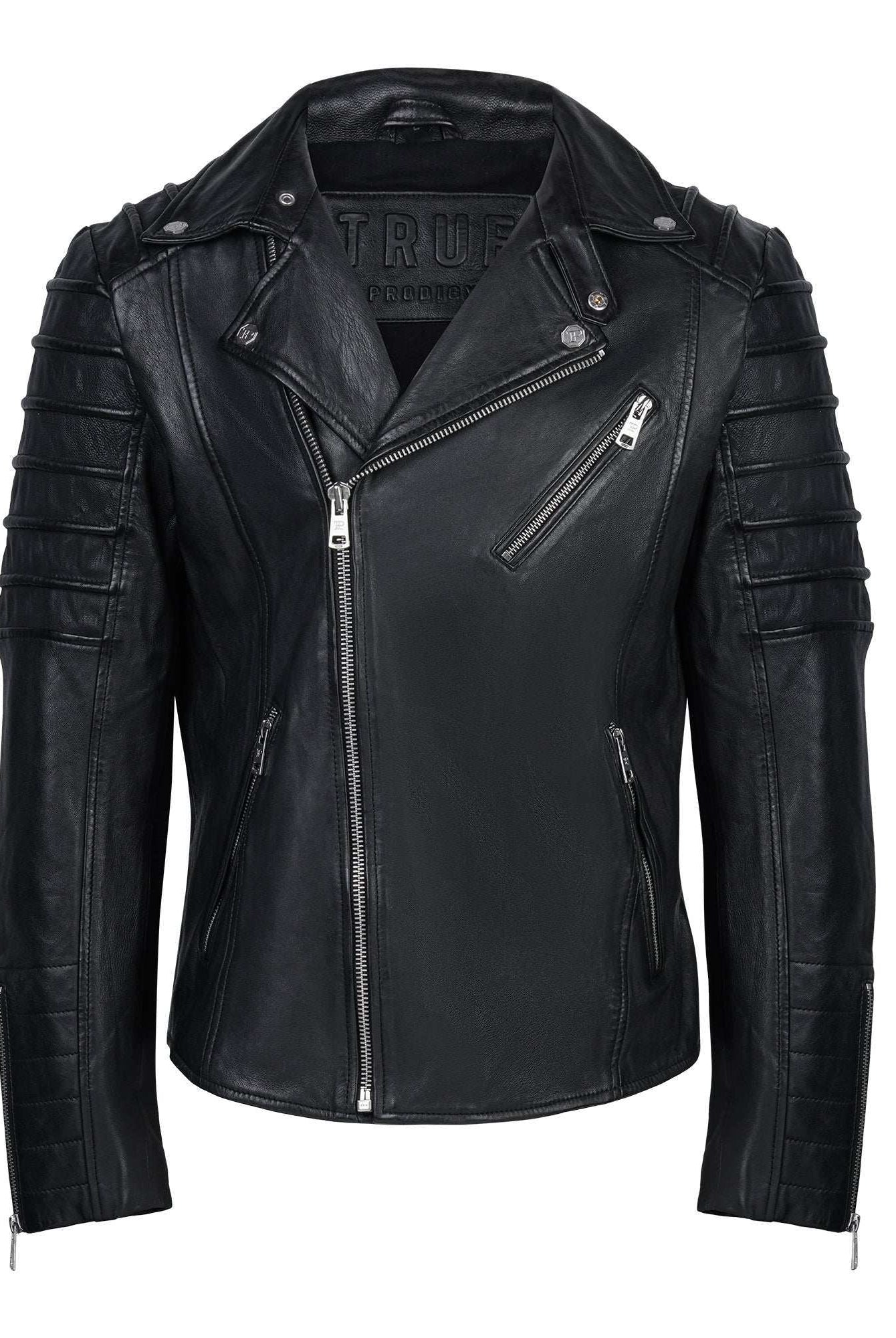 Die trueprodigy John ist eine schwarze Herren Biker Lederjacke mit silbernen Reißverschlüssen, gesteppten Schultern und Ärmeln und einem asymmetrischen Verschluss auf der Vorderseite auf weißem Hintergrund.