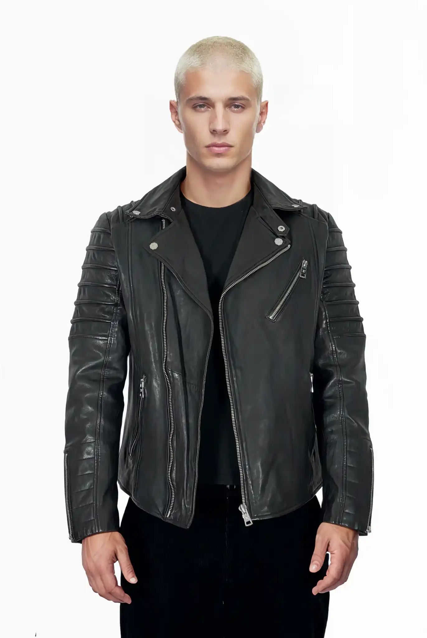 Ein junger Mann mit kurzen blonden Haaren trägt die Trueprodigy-John-Jacke über einem schwarzen Hemd und steht mit neutraler Miene vor einem schlichten weißen Hintergrund.