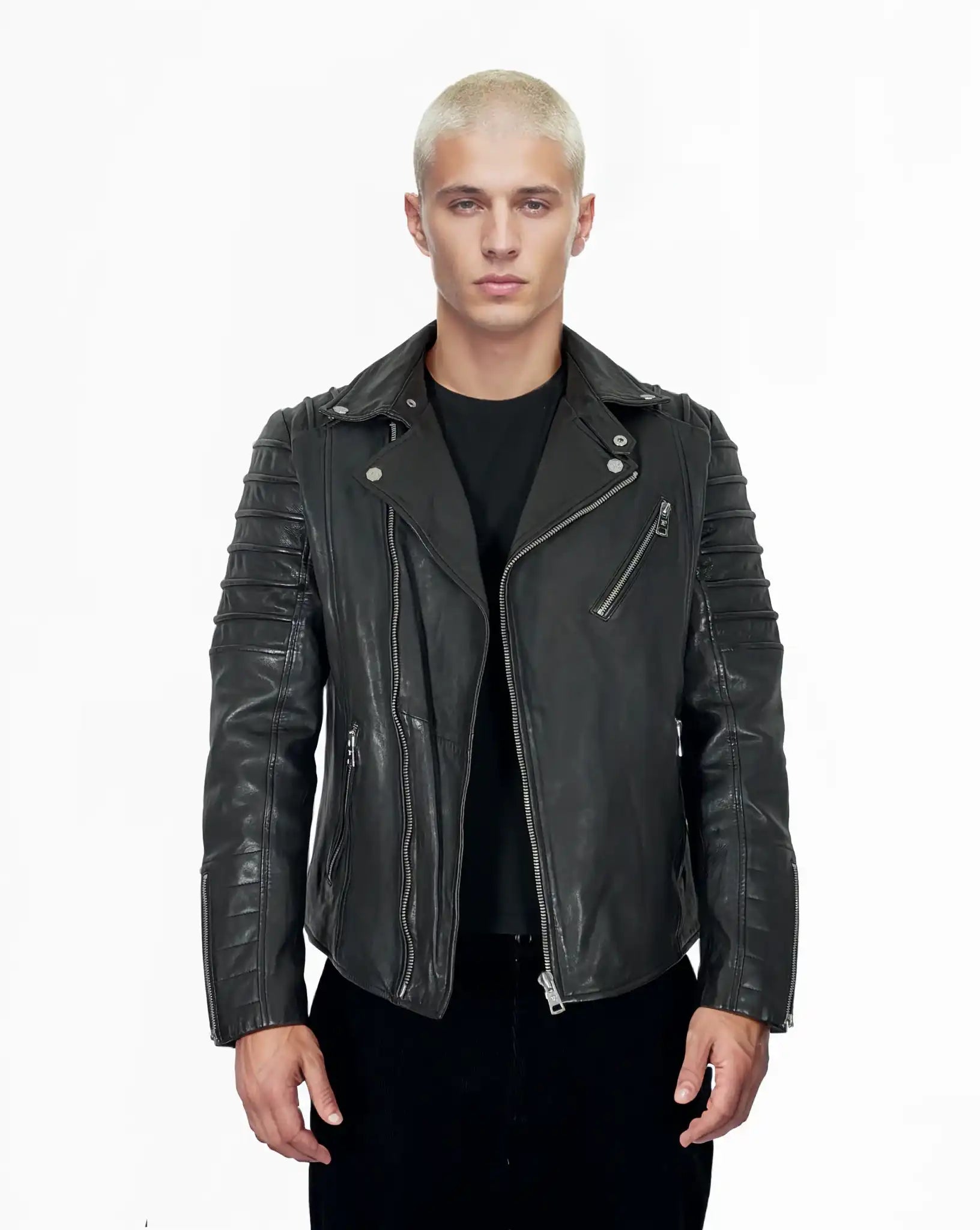 Ein junger Mann mit kurzen blonden Haaren trägt die Trueprodigy-John-Jacke über einem schwarzen Hemd und steht mit neutraler Miene vor einem schlichten weißen Hintergrund.