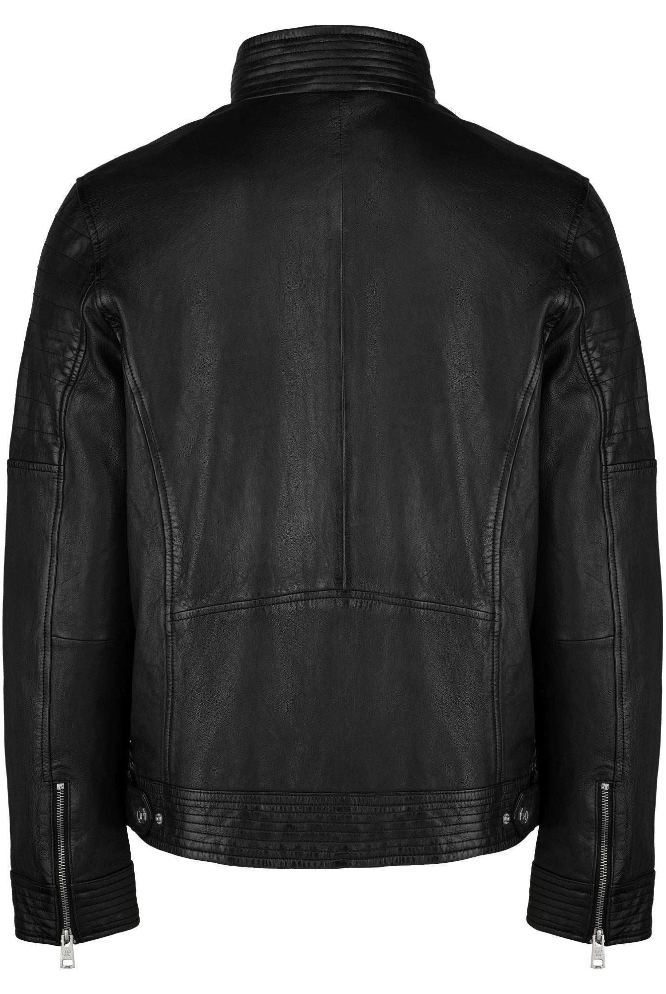 Die trueprodigy Herren Lederjacke aus Schafsleder in Schwarz mit klassischem Blouson-Schnitt ist rückseitig zu sehen und besticht durch Stehkragen, sichtbare Nähte, Reißverschluss-Ärmel und taillierbare Knopfverschlüsse.