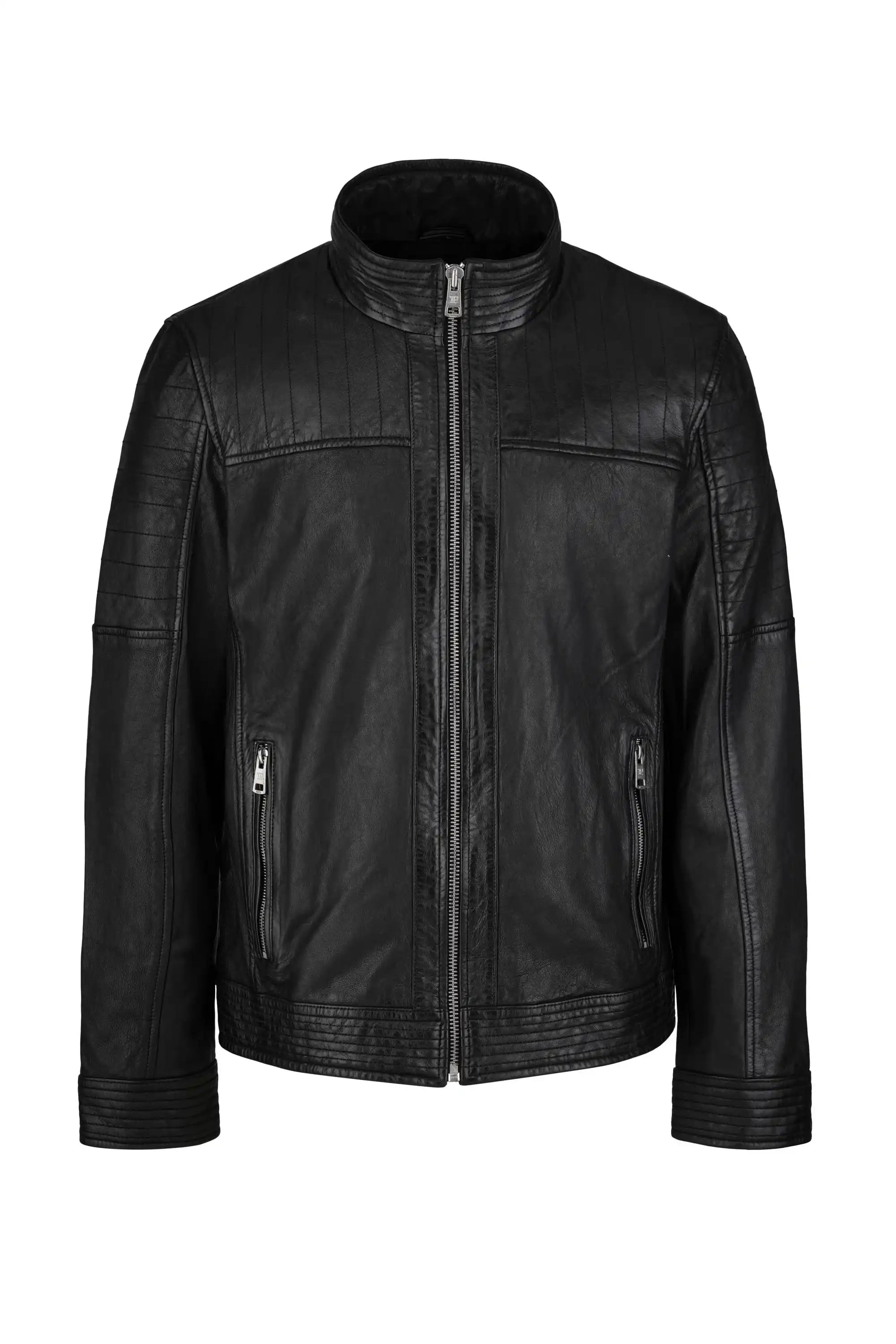 Die trueprodigy Herren Lederjacke aus Schafsleder in Schwarz mit klassischem Blouson-Schnitt bietet Frontreißverschluss, zwei seitliche Reißverschlusstaschen, Stehkragen und gesteppte Details an Schultern und Bündchen.