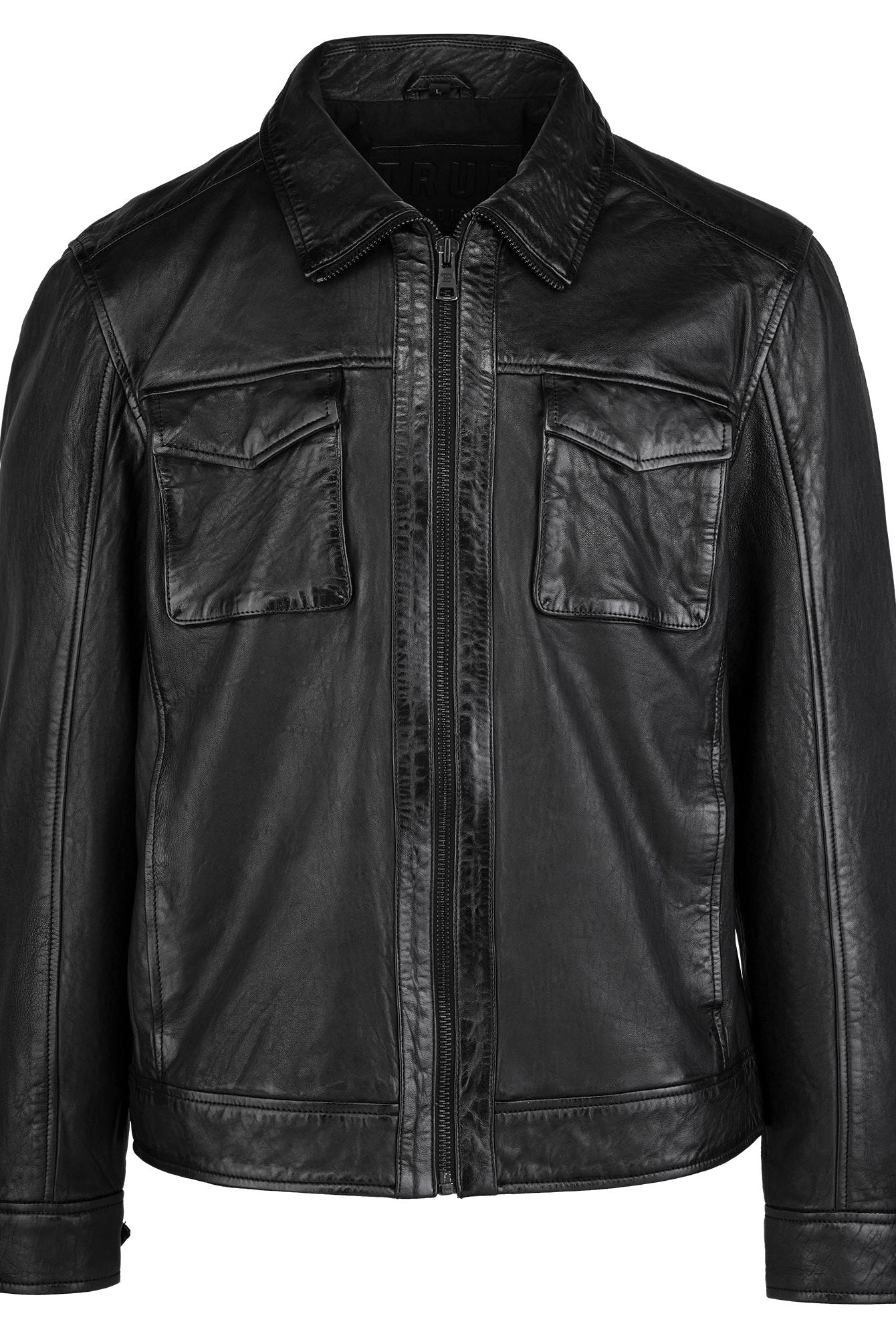 Die trueprodigy Herren Lederjacke aus Schafsleder in Schwarz mit Hemd-Design verfügt über einen Frontreißverschluss, zwei Brusttaschen mit Klappen, Hemdkragen und lange Ärmel. Präsentiert vor weißem Hintergrund.