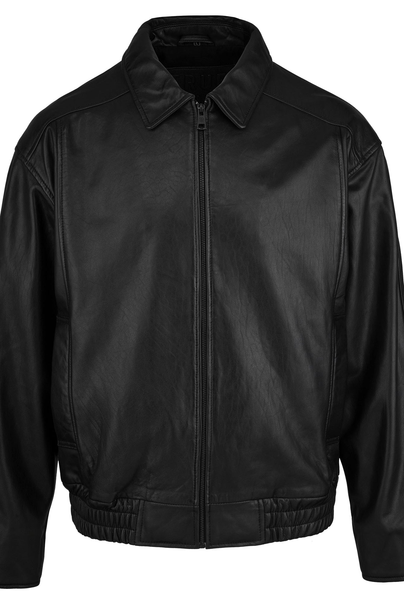 Die trueprodigy Herren Lederjacke aus Schafsleder in Schwarz überzeugt mit klassischem Blouson-Schnitt, Frontreißverschluss, spitzem Kragen, langen Ärmeln und elastischem Bund - präsentiert vor weißem Hintergrund.