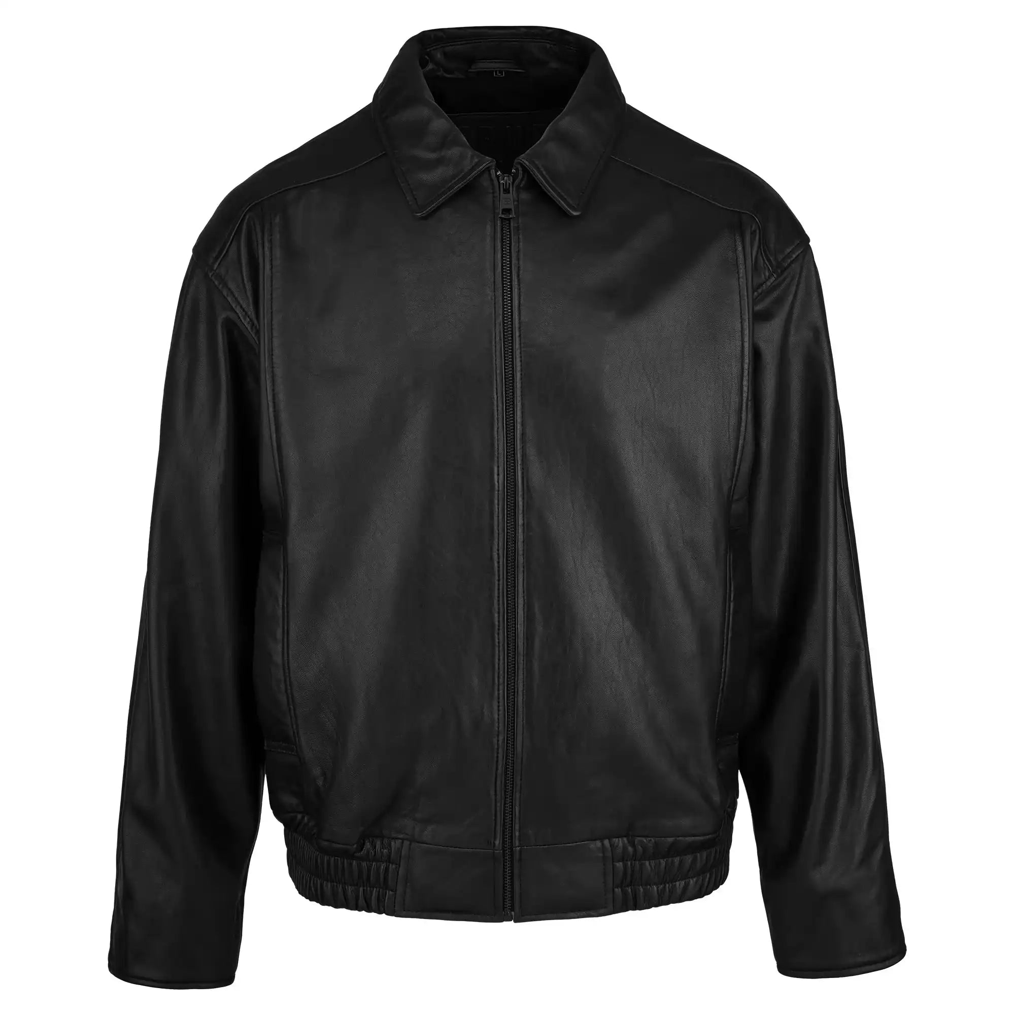 Die trueprodigy Herren Lederjacke aus Schafsleder in Schwarz überzeugt mit klassischem Blouson-Schnitt, Frontreißverschluss, spitzem Kragen, langen Ärmeln und elastischem Bund - präsentiert vor weißem Hintergrund.