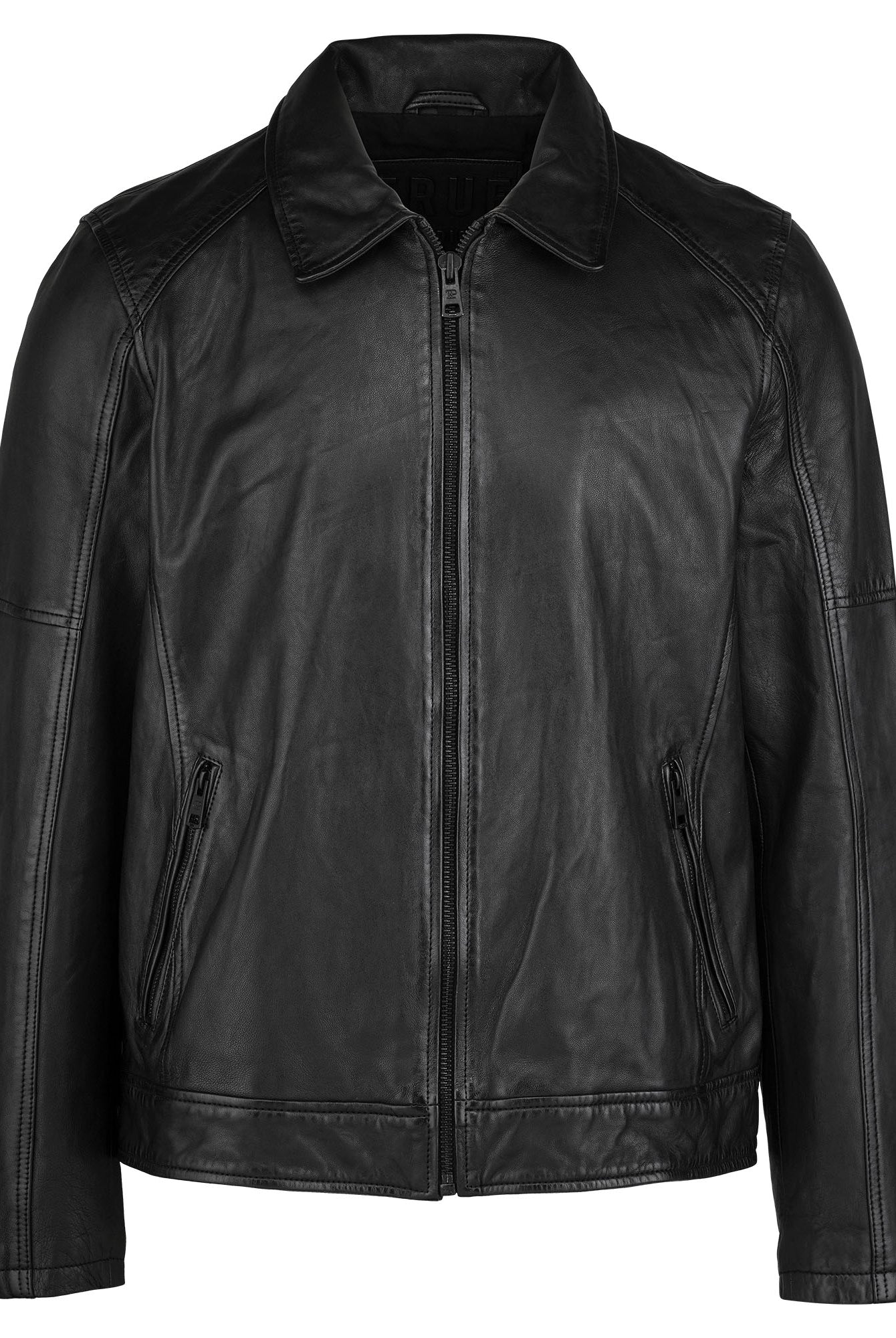 Die trueprodigy Herren Lederjacke aus Schafsleder in Schwarz mit Ärmel-Reißverschlüssen zeigt sich mit schwarzem Reißverschluss, zwei seitlichen Ziptaschen, Umlegekragen und langen Ärmeln vor weißem Hintergrund.