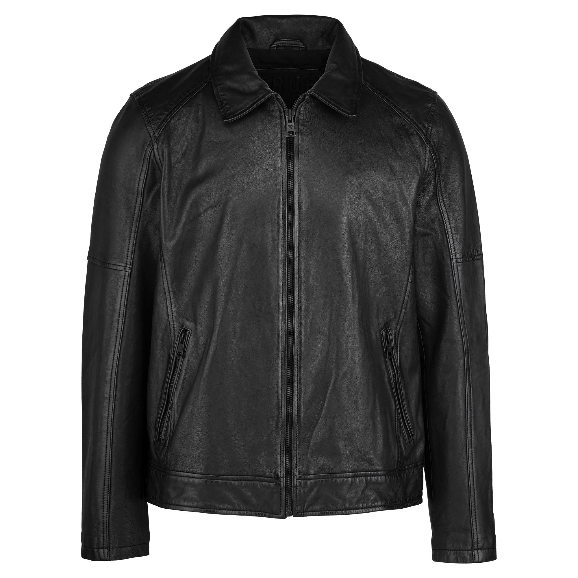 Die trueprodigy Herren Lederjacke aus Schafsleder in Schwarz mit Ärmel-Reißverschlüssen zeigt sich mit schwarzem Reißverschluss, zwei seitlichen Ziptaschen, Umlegekragen und langen Ärmeln vor weißem Hintergrund.