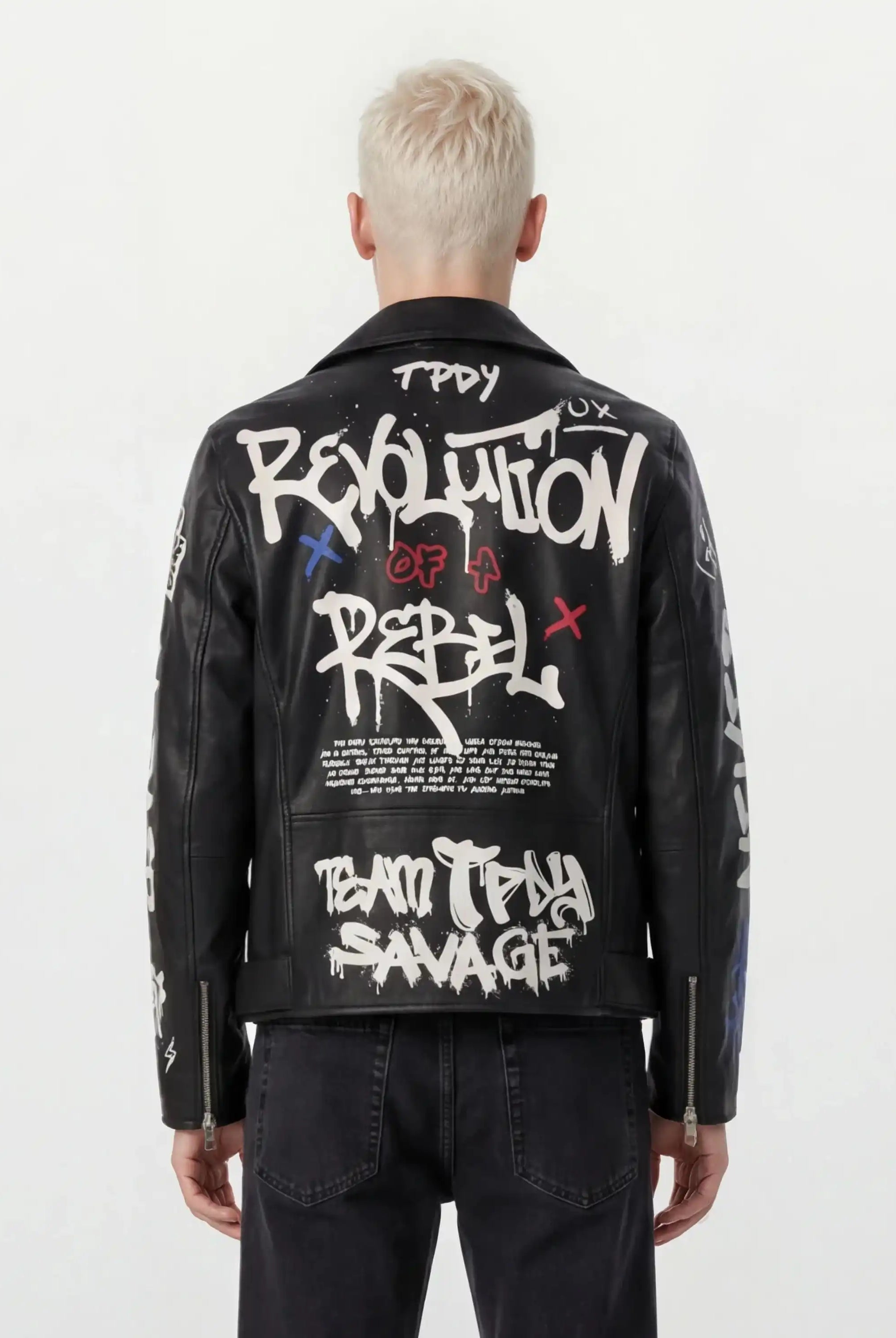 Eine Person mit kurzem platinblondem Haar ist von hinten in einer trueprodigy Herren Lederjacke aus Schafsleder in Schwarz mit Graffiti-Prints zu sehen, die mit weißem Graffiti-Text und -Motiven versehen ist.
