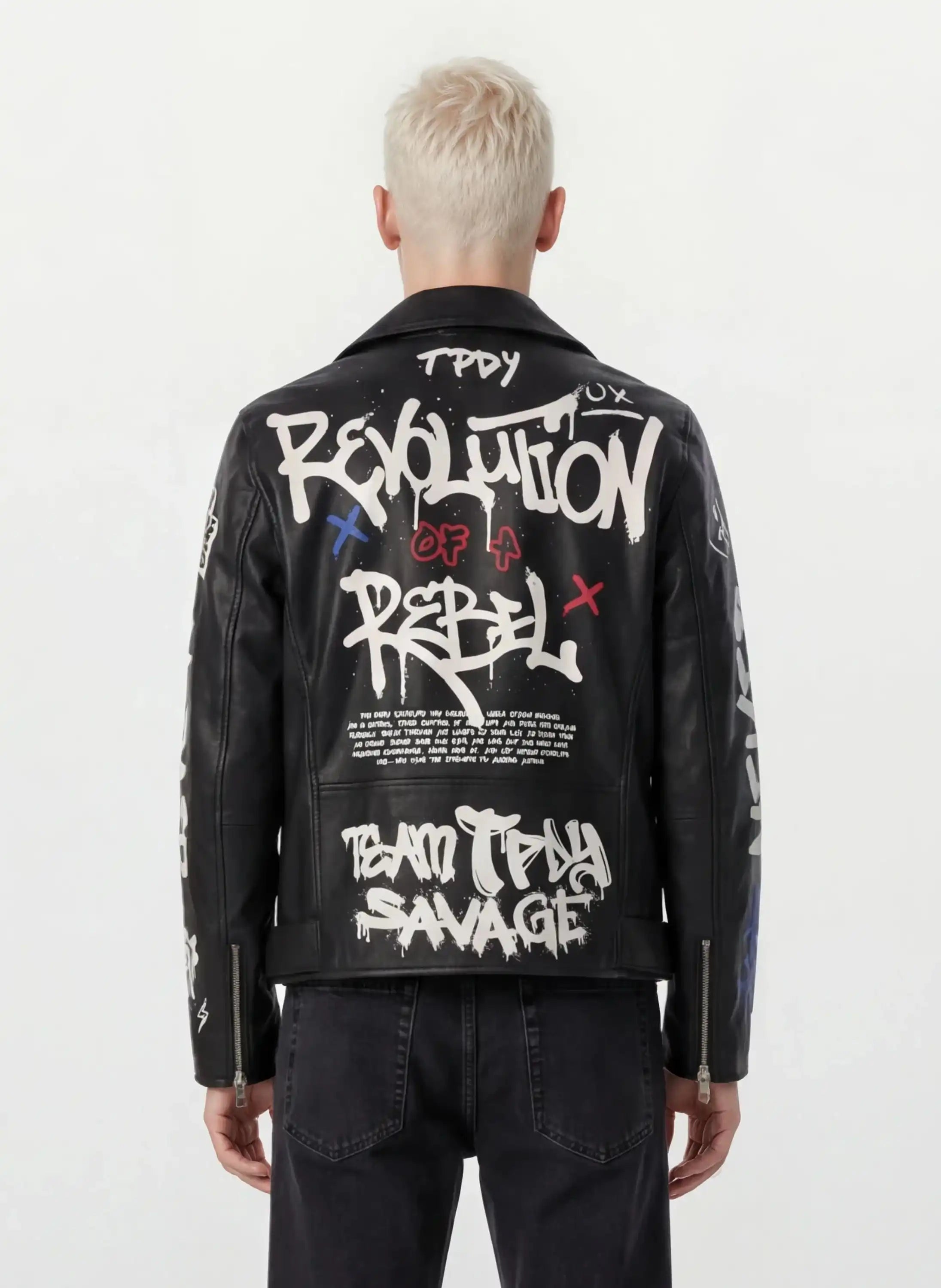 Eine Person mit kurzem platinblondem Haar ist von hinten in einer trueprodigy Herren Lederjacke aus Schafsleder in Schwarz mit Graffiti-Prints zu sehen, die mit weißem Graffiti-Text und -Motiven versehen ist.