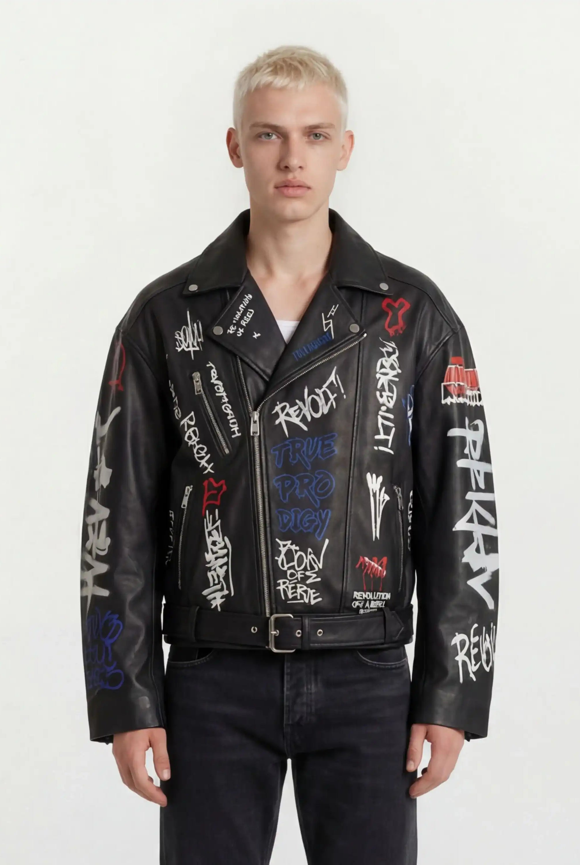 Ein junger Mann mit kurzen blonden Haaren trägt die trueprodigy Herren Lederjacke aus Schafsleder in Schwarz mit auffälligen Graffiti-Prints, nach vorne gerichtet vor einem schlichten weißen Hintergrund.