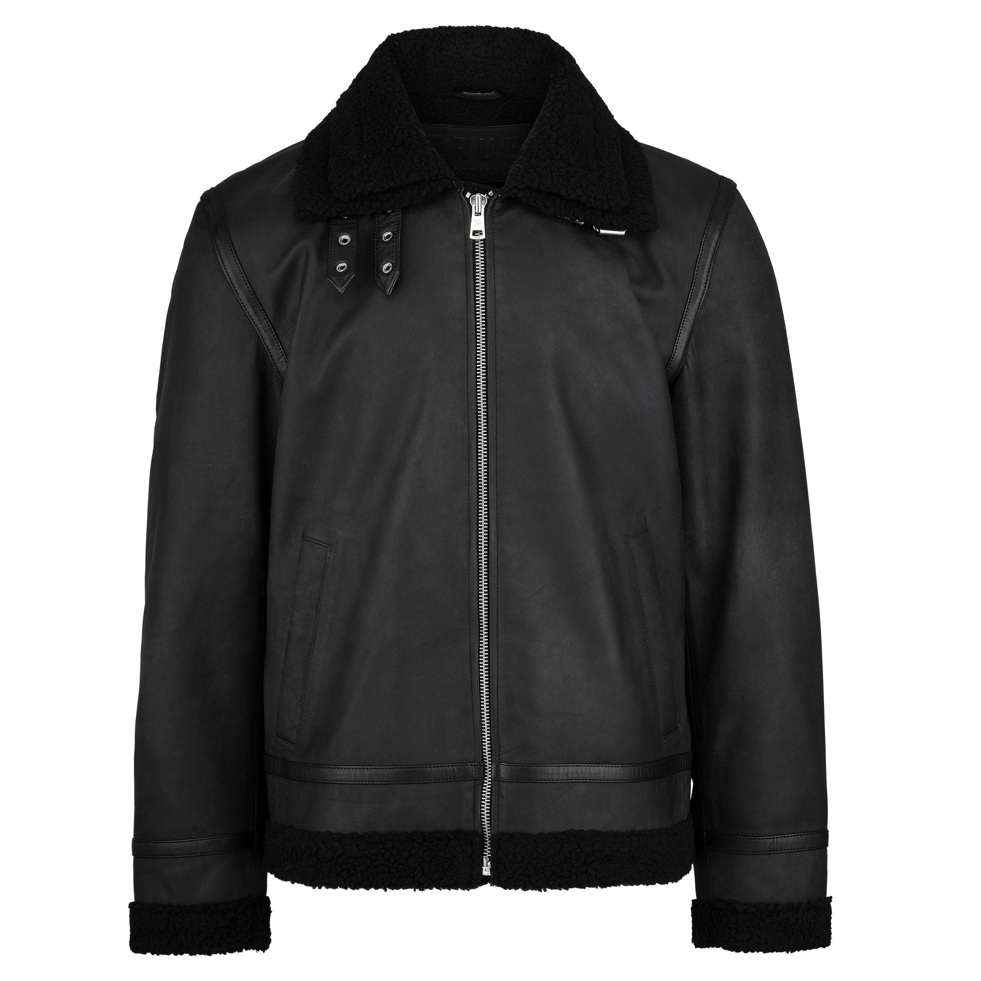 Die trueprodigy Herren Lederjacke aus Schafsleder in Schwarz im Aviator-Stil mit Fellbesatz zeigt sich mit Scherling-Kragen und -Futter, Frontreißverschluss, zwei Seitentaschen und verstellbaren Kragenriemen vor weißem Hintergrund.