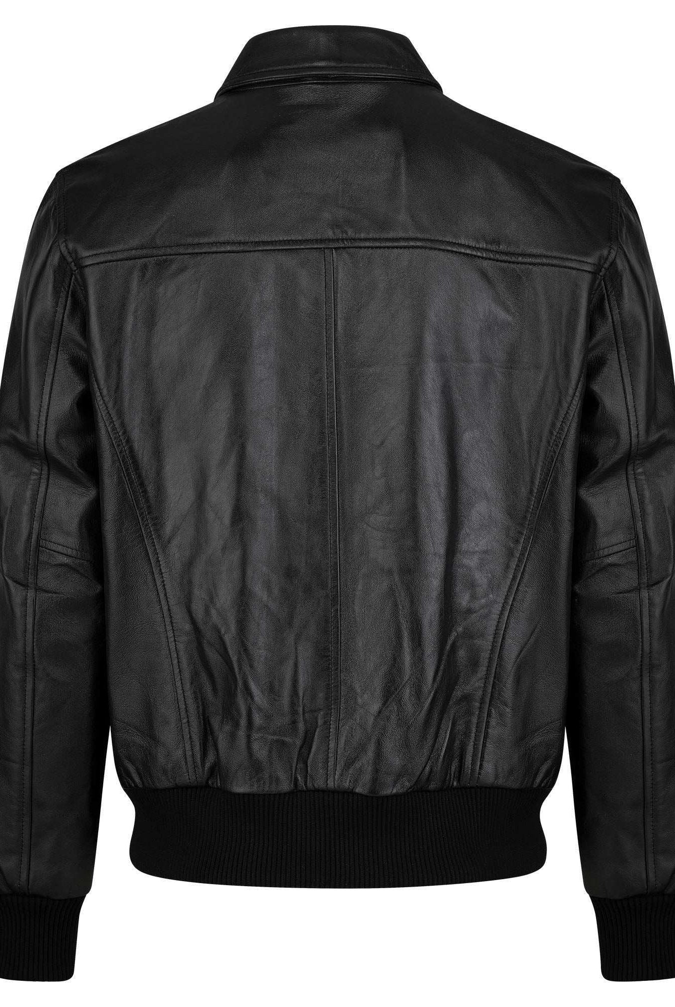 Die trueprodigy Herren Lederjacke aus Schafsleder in Schwarz zeigt sich mit klassischem Blouson-Schnitt, glattem, leicht glänzendem Material, gerippten Bündchen und Saum sowie kurzem Kragen und geradem Schulter-Joke.