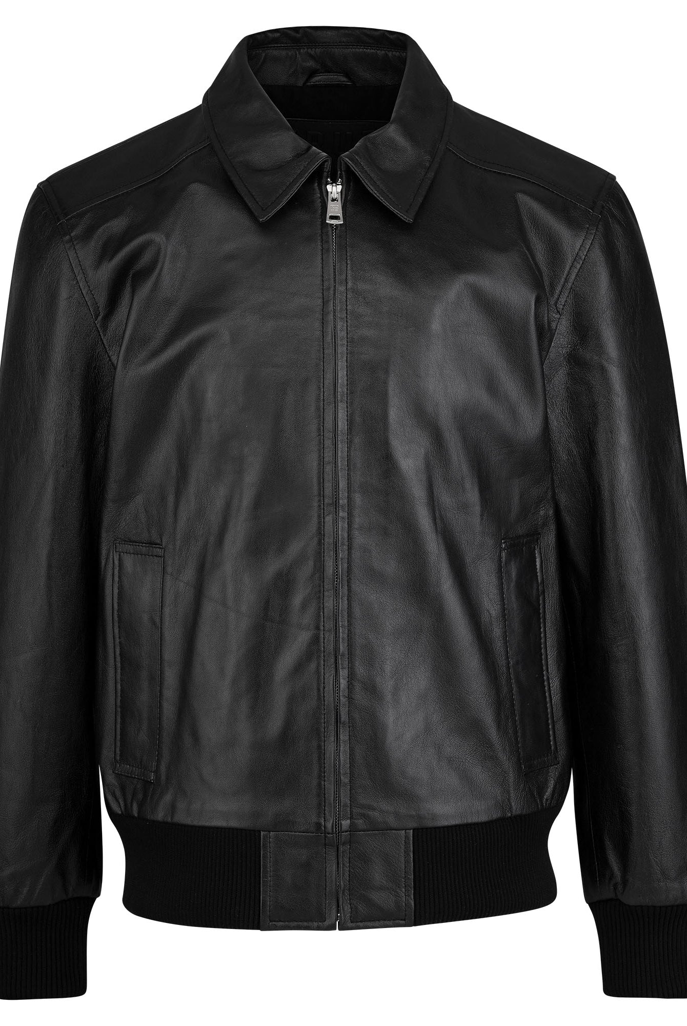 Die trueprodigy Herren Lederjacke aus Schafsleder in Schwarz präsentiert sich im klassischen Blouson-Schnitt mit Frontreißverschluss, seitlichen Taschen sowie Rippbündchen an Ärmeln und Bund, abgebildet vor weißem Hintergrund.