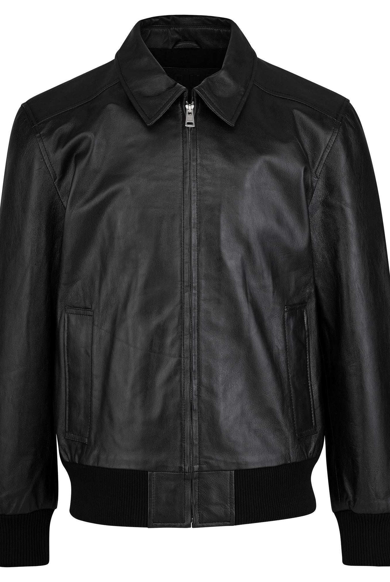 Die trueprodigy Herren Lederjacke aus Schafsleder in Schwarz präsentiert sich im klassischen Blouson-Schnitt mit Frontreißverschluss, seitlichen Taschen sowie Rippbündchen an Ärmeln und Bund, abgebildet vor weißem Hintergrund.