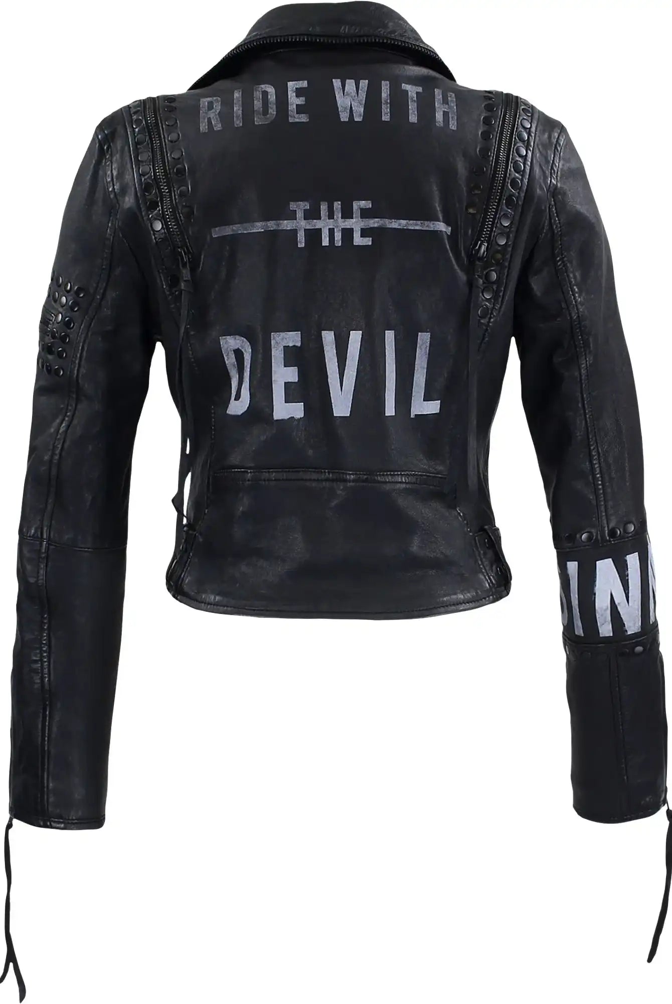 Die Bikerlederjacke mit Nieten und Print von trueprodigy aus schwarzem Schafsleder zeigt hinten den weißen Schriftzug "RIDE WITH THE DEVIL" und ist an Schultern sowie oberen Ärmeln mit Metallnieten verziert.