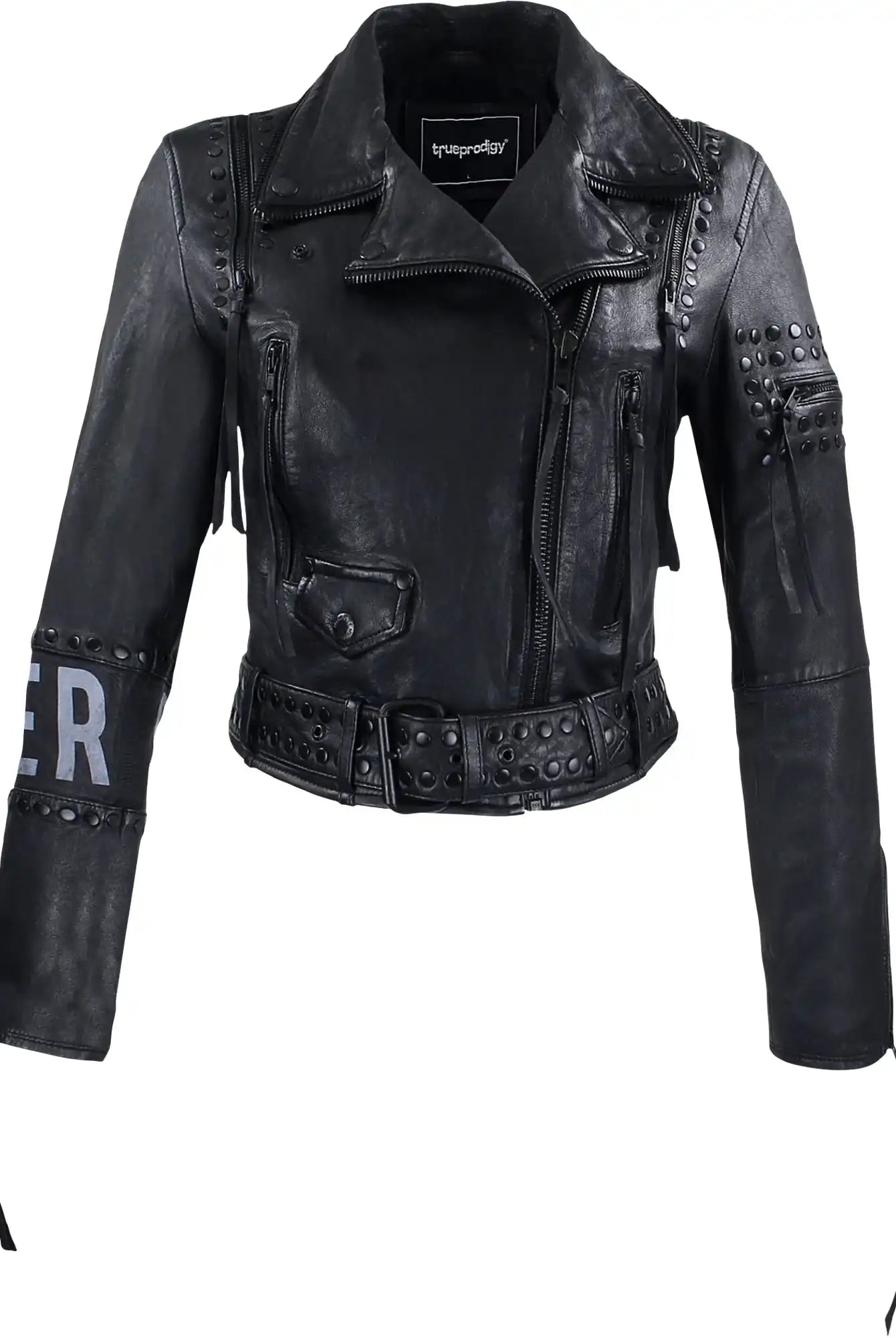 Die trueprodigy Bikerlederjacke mit Nieten und Print ist eine schwarze, taillierte Schafslederjacke mit Notch-Kragen, asymmetrischem Zipper, Taillengürtel und weißem Lettering auf dem Ärmel.