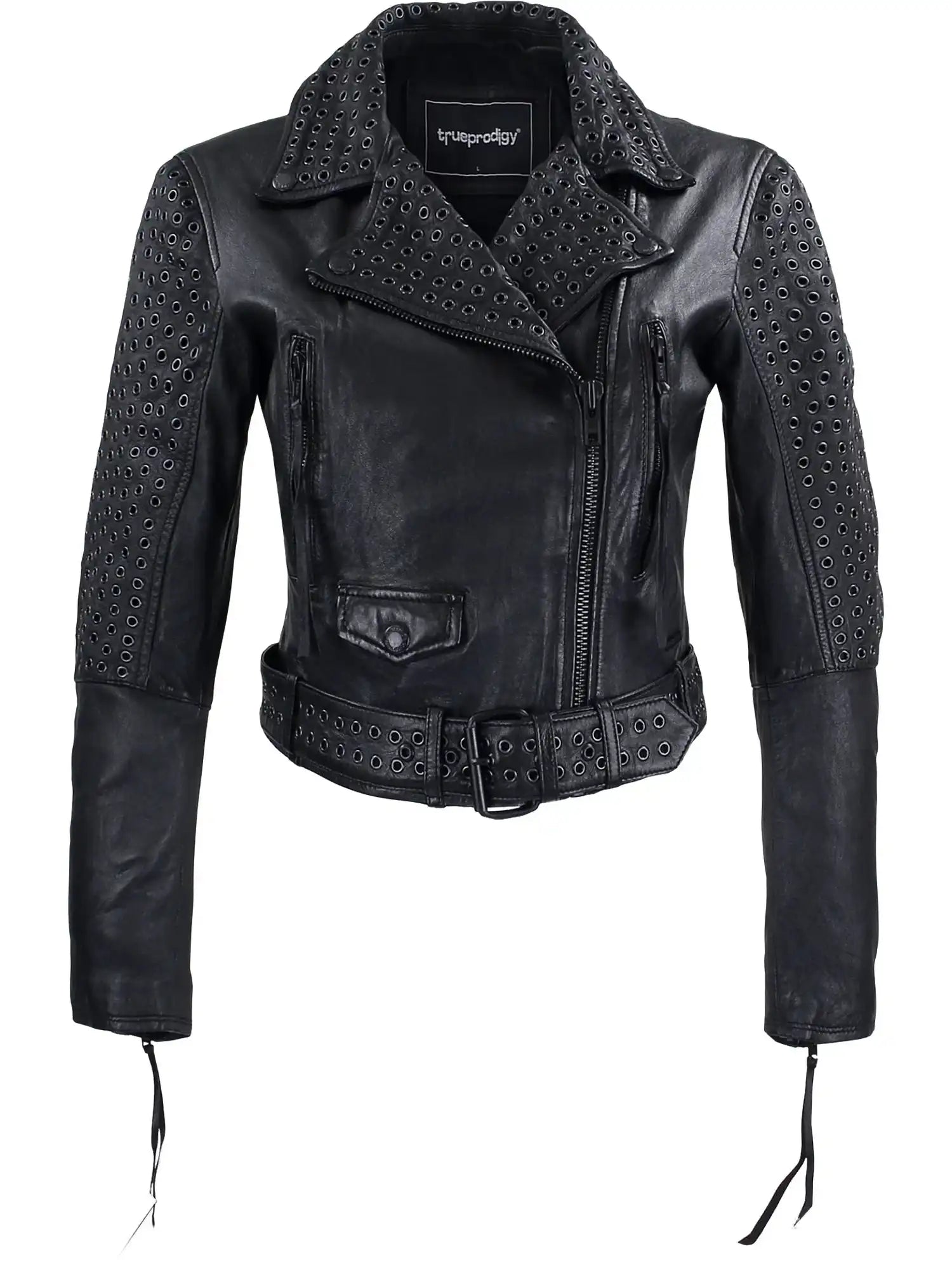 Die trueprodigy Raven Bikerlederjacke mit Ösen ist eine schwarze Lederjacke mit silbernen Ösen an Schultern und Ärmeln, einem gekerbten Kragen, asymmetrischem Frontreißverschluss, Taillengürtel und Ärmelbündchen mit Reißverschluss.