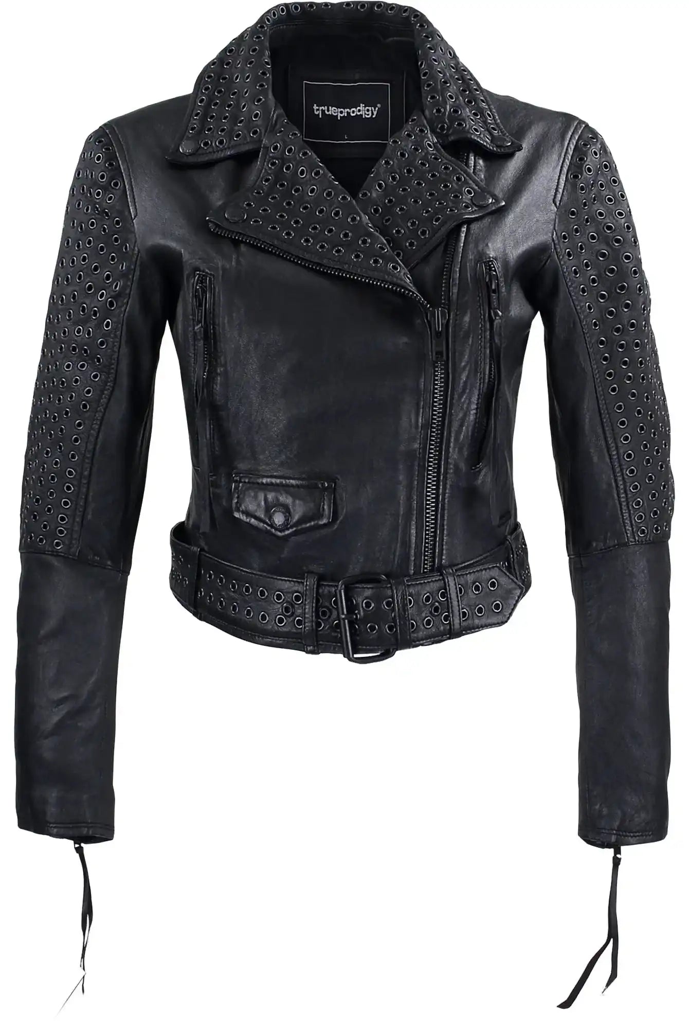 Die trueprodigy Bikerlederjacke mit Ösen ist eine schwarze Schafslederjacke mit Metallelementen an Schultern, Ärmeln und Kragen, asymmetrischem Reißverschluss, Taillengürtel und kleiner Fronttasche.