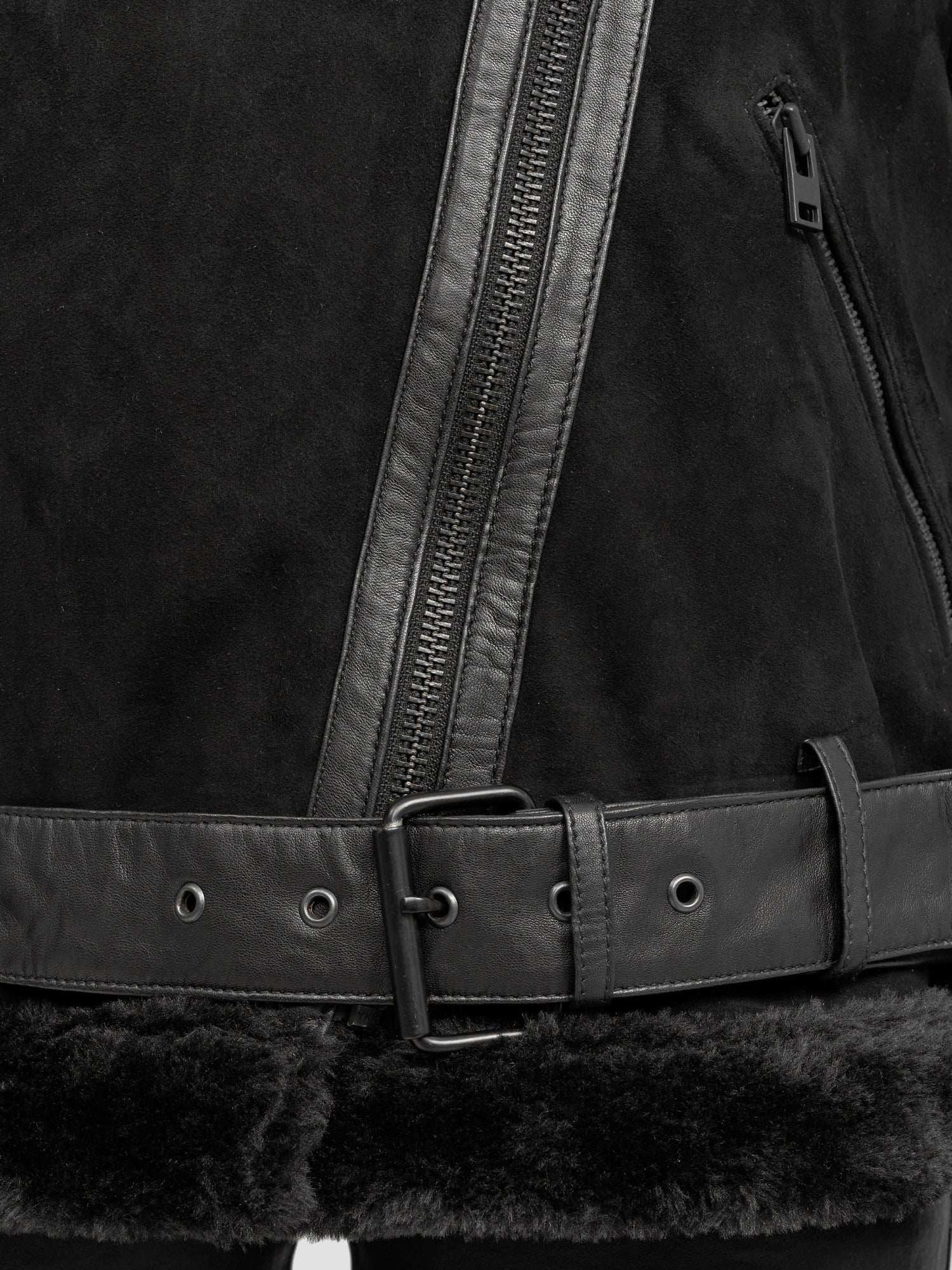 Nahaufnahme der Aloy Wilderlederjacke mit Gürtel von trueprodigy in Schwarz mit asymmetrischem Reißverschluss, Ledergürtel mit Metallschnalle und weichem Kunstpelzbesatz - ideal, um Ihren Stil zu unterstreichen.