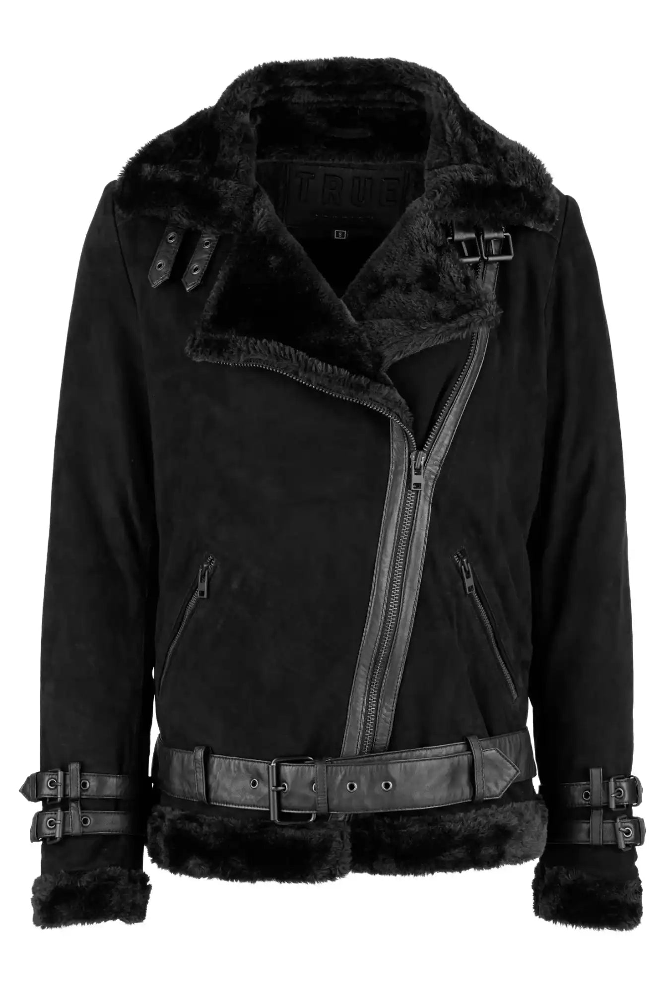 Die trueprodigy Aloy Wilderlederjacke mit Gürtel ist eine schwarze Jacke aus Wildlederimitat und Pelz mit asymmetrischem Reißverschluss, Lederschnallen an Kragen, Manschetten und Saum sowie zwei seitlichen Reißverschlusstaschen - perfekt für einen mutigen, von Aloy inspirierten Stil.