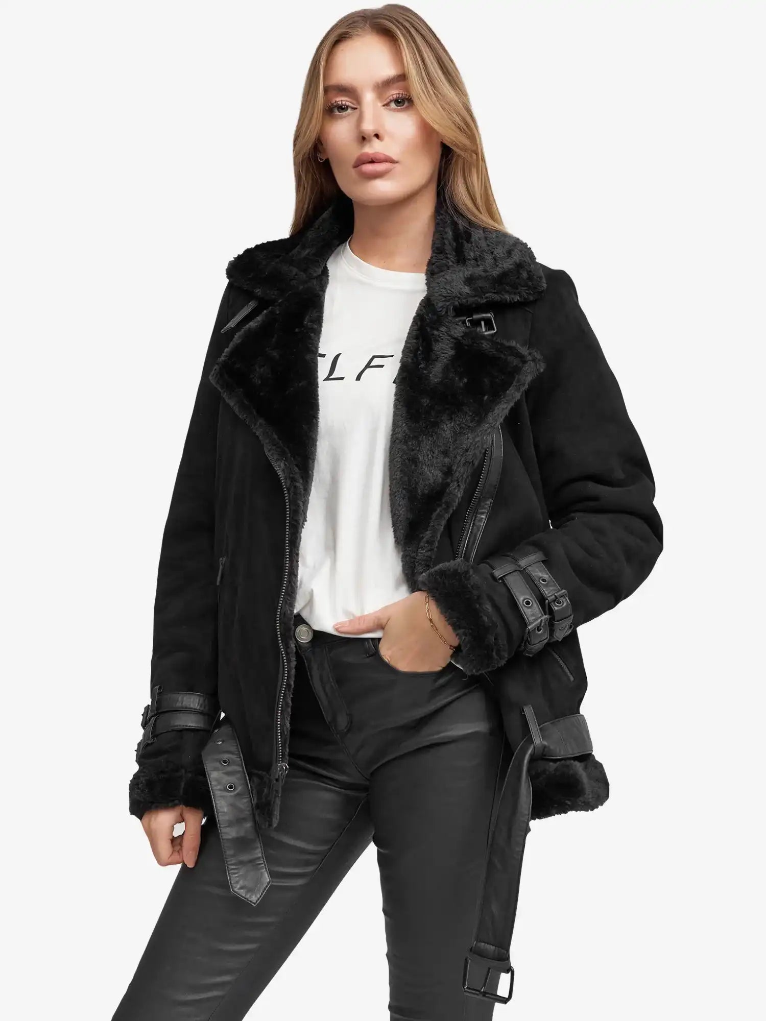 Eine Person mit langen, hellbraunen Haaren trägt eine Aloy Wilderlederjacke mit Gürtel über einem weißen T-Shirt und einer schwarzen Lederhose und steht vor einem schlichten weißen Hintergrund.